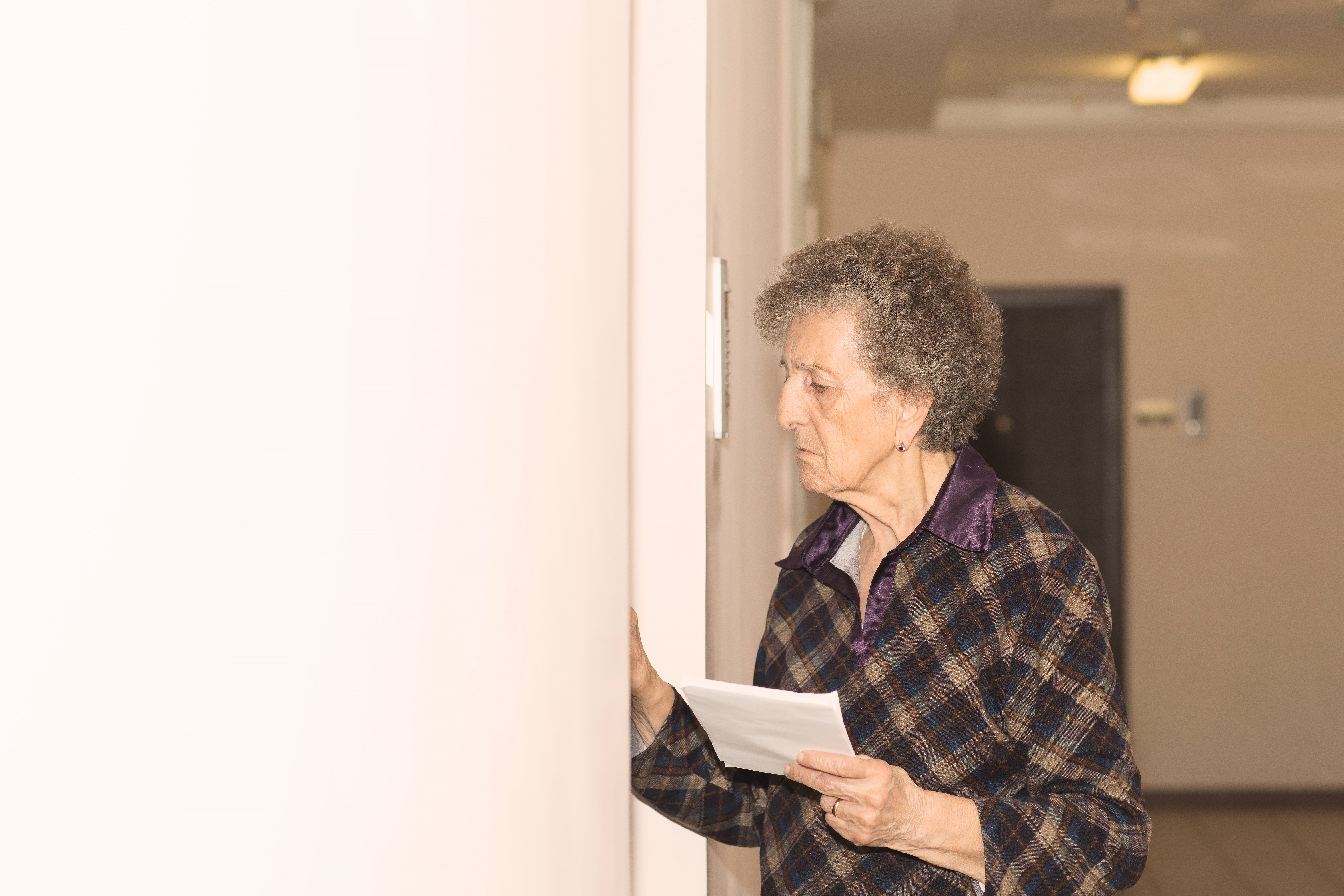 Eine Frau, die vor einer Tür steht | Quelle: Shutterstock
