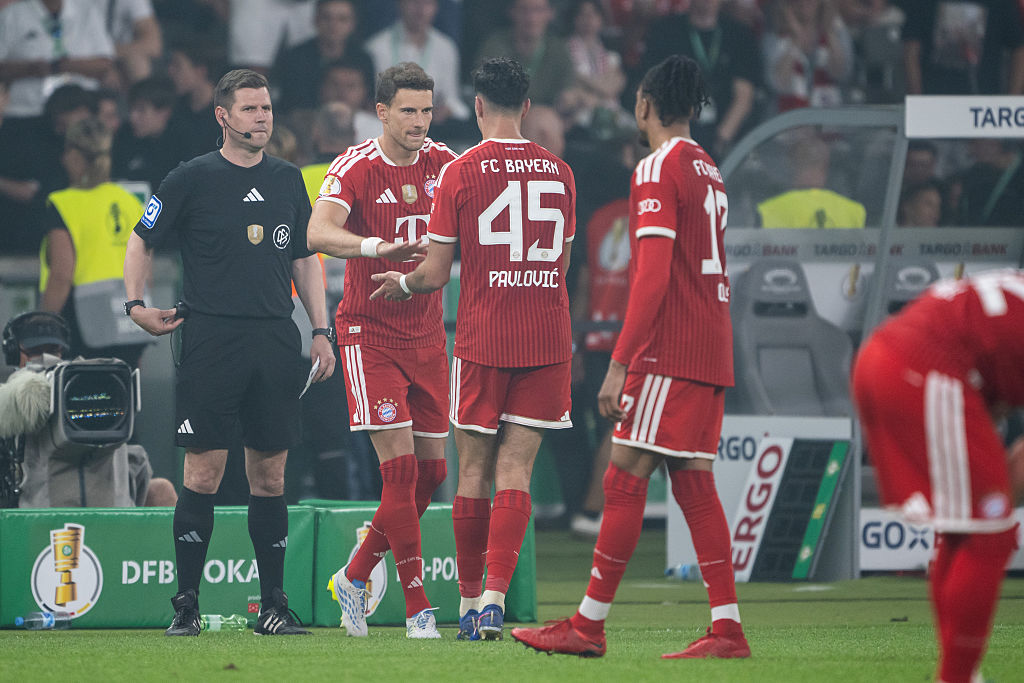 Leon Goretzka (München) wird durch Aleksandar Pavlovic (München) ausgewechselt (von links nach rechts) während des DFB-Pokalfinales 2026 zwischen dem FC Bayern München und dem VfB Stuttgart im Olympiastadion am 23. Mai 2026 in Berlin, Deutschland. | Quelle: Getty Images