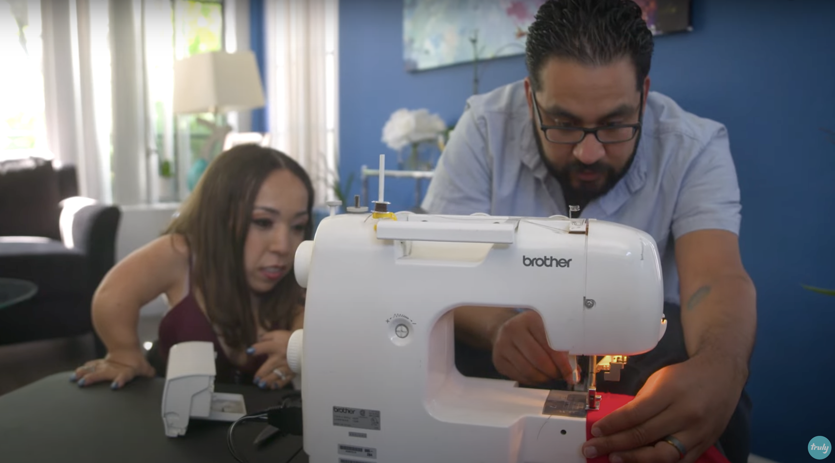 Bryan benutzt eine Nähmaschine, um Änderungen an Yesis Hemd vorzunehmen | Quelle: Youtube.com/Truly