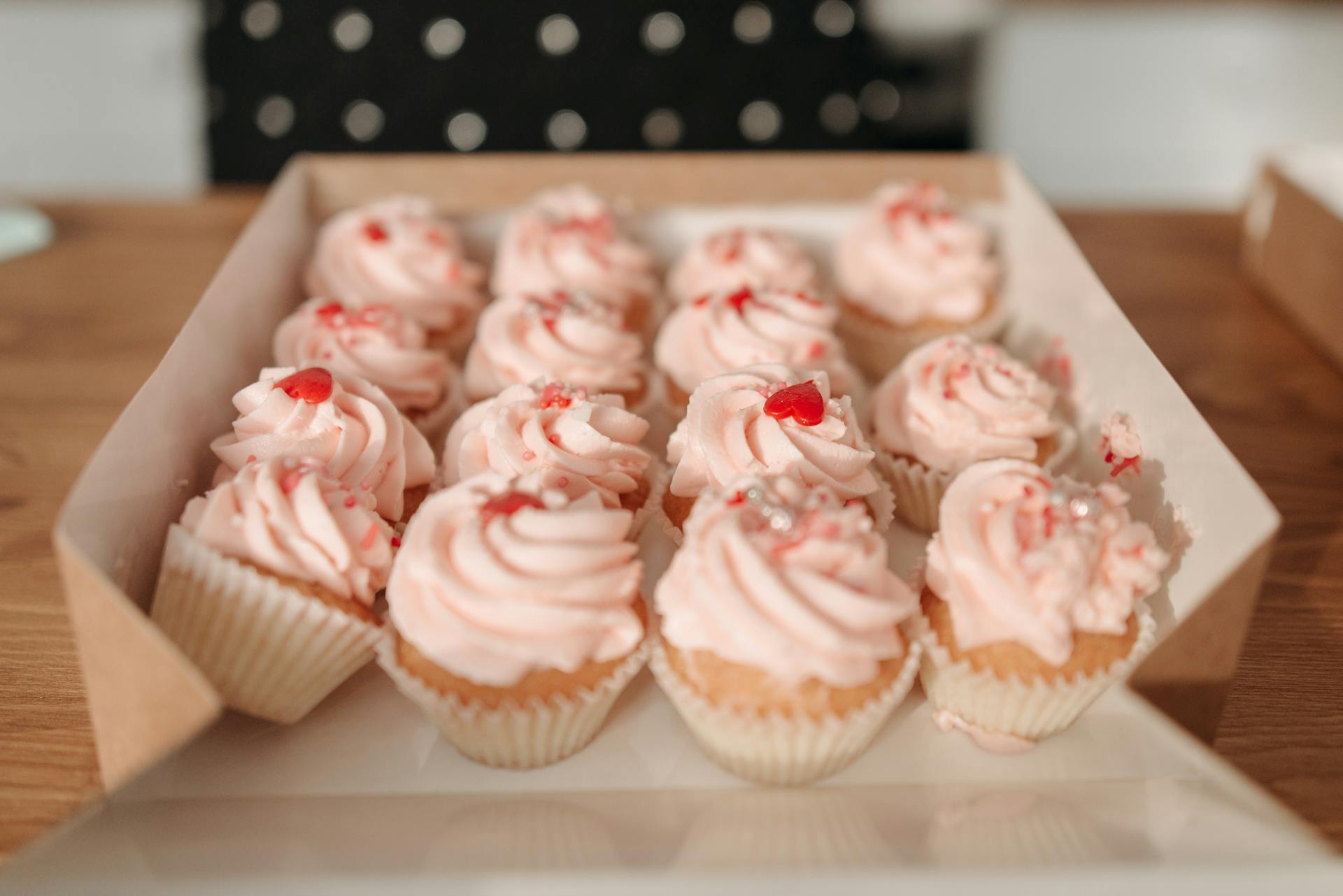 Eine Schachtel mit rosa Cupcakes | Quelle: Pexels