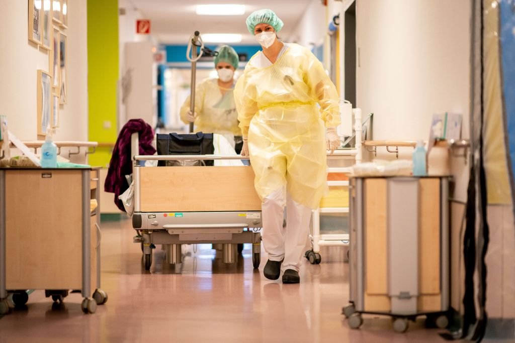 Krankenschwestern schieben einen Patienten am frühen Morgen durch einen Korridor auf der Covid-19-Station des Bethel-Krankenhauses Berlin | Quelle: Getty Images