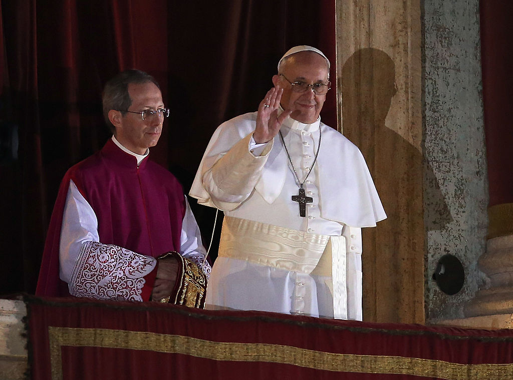 Der neu gewählte Papst Franziskus I. erscheint am 13. März 2013 auf dem Hauptbalkon des Petersdoms in der Vatikanstadt, Vatikan. Der argentinische Kardinal Jorge Mario Bergoglio wurde zum 266. Papst gewählt und wird die 1,2 Milliarden Katholiken weltweit anführen.
