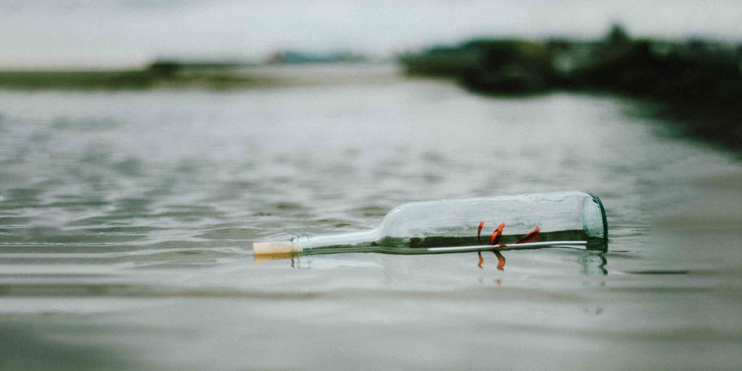 Eine schwimmende Flasche mit einer Notiz darin | Quelle: Pexels