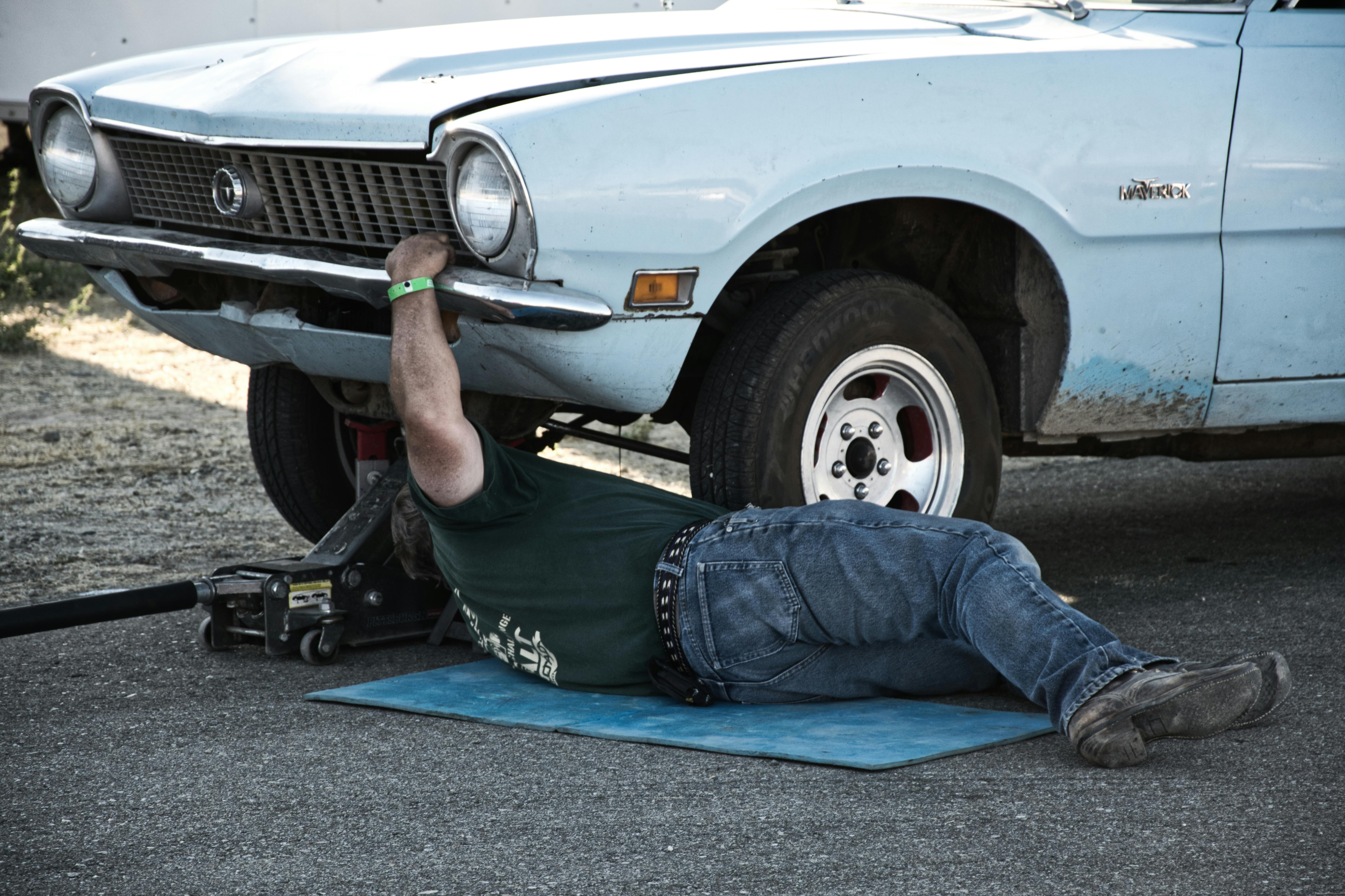 Ein Mann repariert ein Auto | Quelle: Pexels