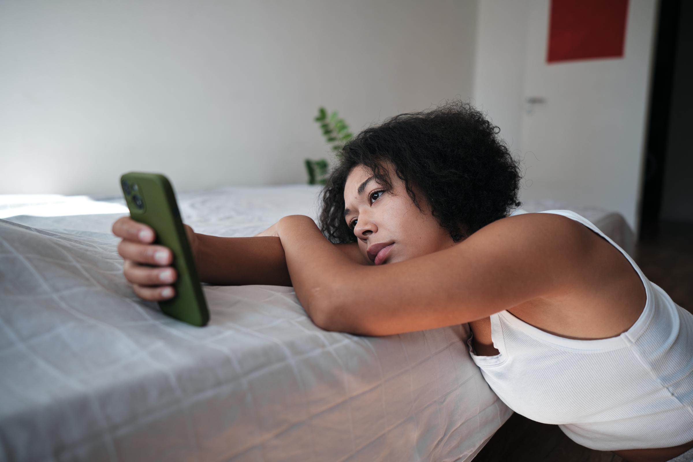 Eine Frau scrollt auf ihrem Handy | Quelle: Getty Images