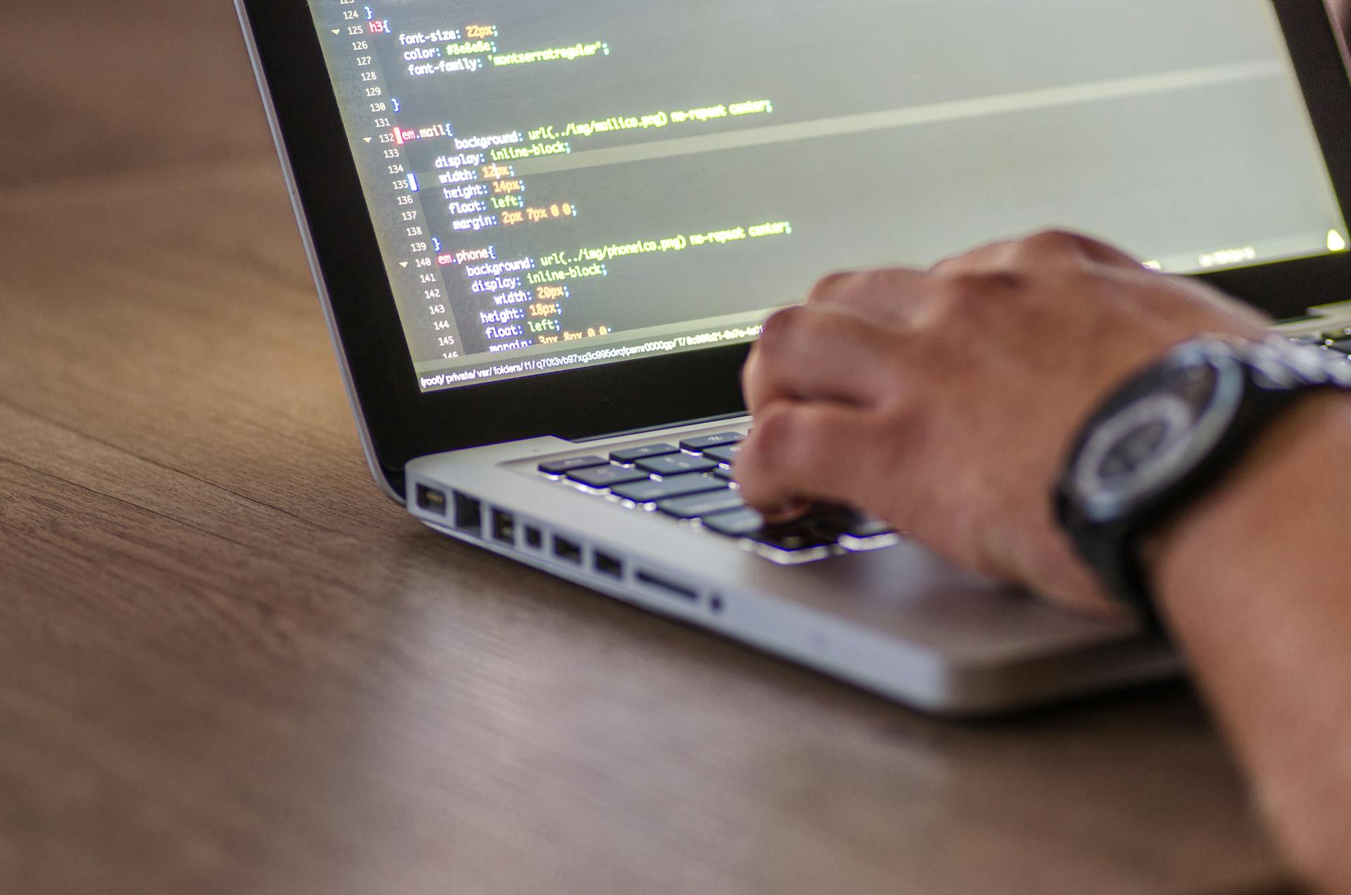 Ein Mann arbeitet an seinem Laptop | Quelle: Pexels