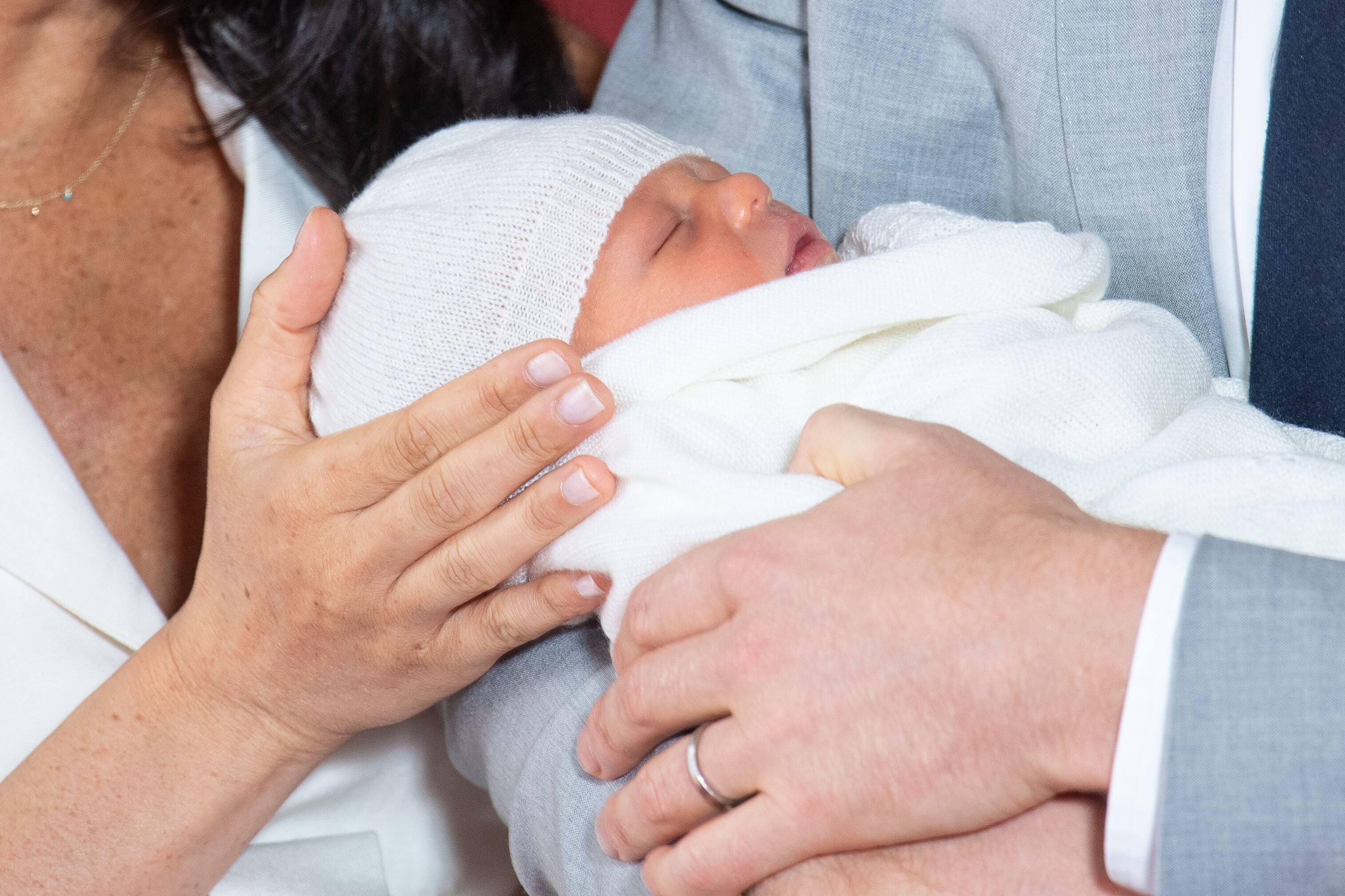 Baby Sussex in Windsor bei der ersten Präsentation | Quelle: Getty Images