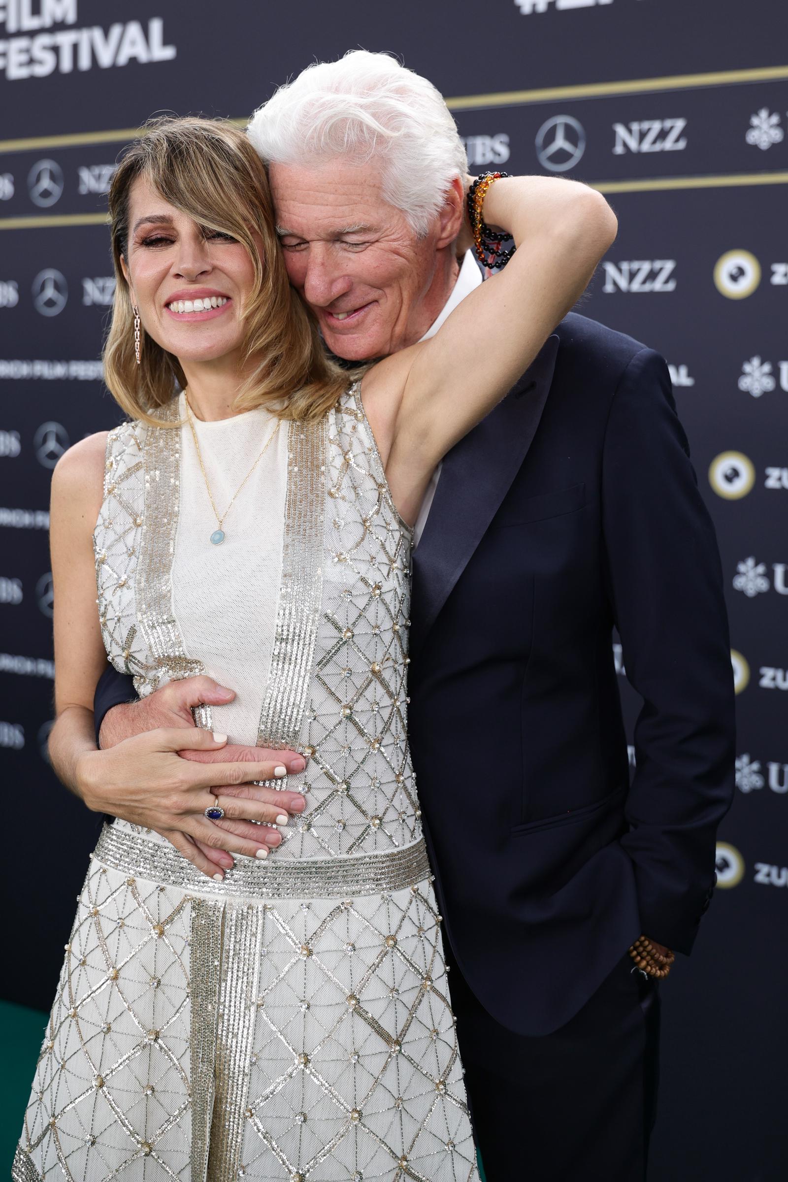 Alejandra Silva und Richard Gere bei der "Wisdom of Happiness"-Premiere | Quelle: Getty Images