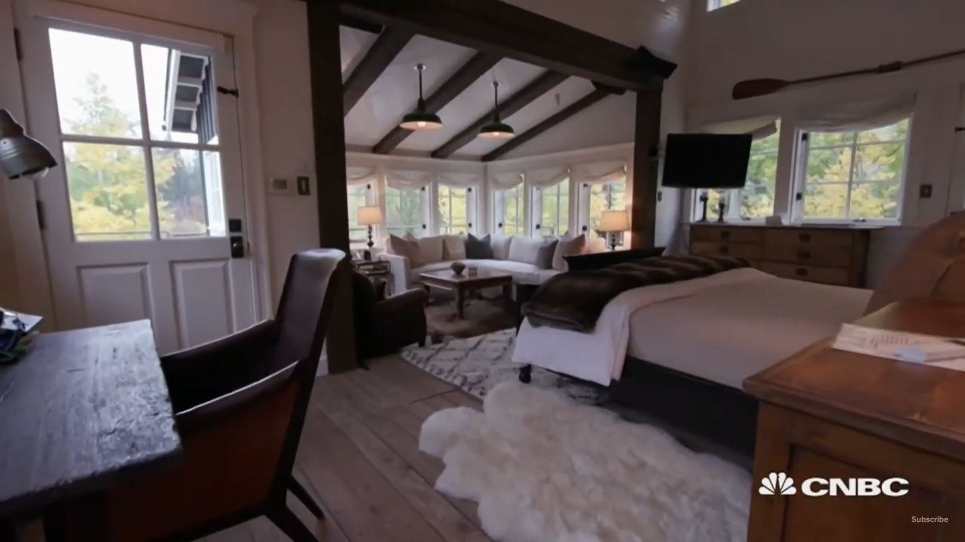 Kevin Costners Hauptschlafzimmer in seinem Anwesen in Aspen, Colorado | Quelle: YouTube/CNBCMakeIt