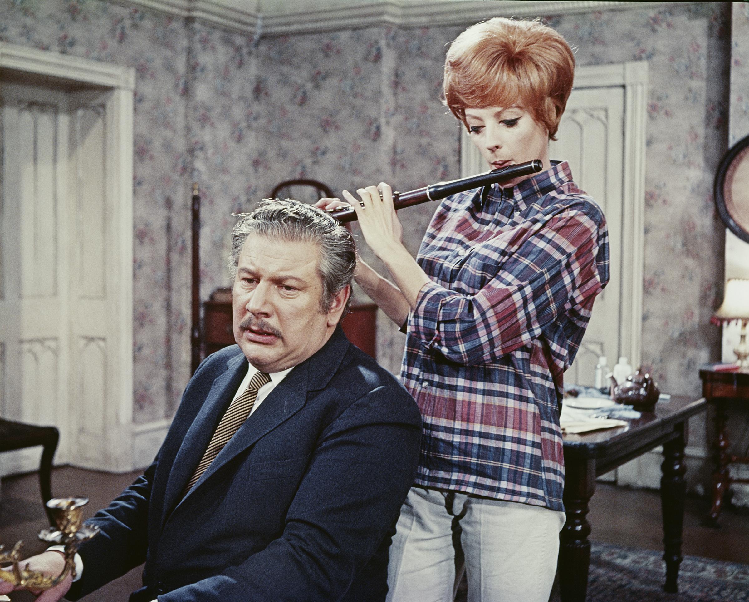 Peter Ustinov und Maggie Smith am Set des Films "Hot Millions" im Jahr 1969 | Quelle: Getty Images