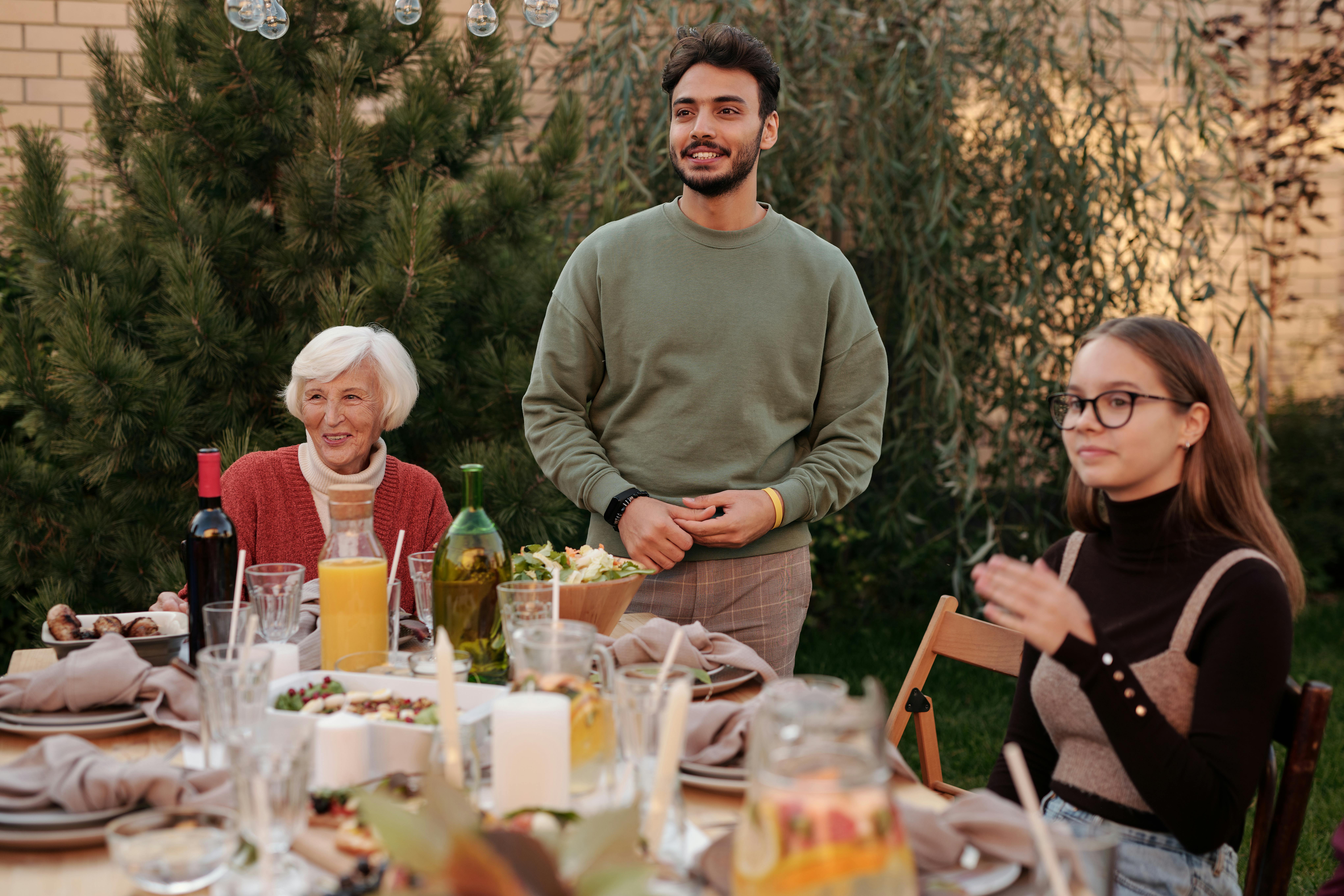 Eine Familie, die an einem Tisch sitzt | Quelle: Pexels