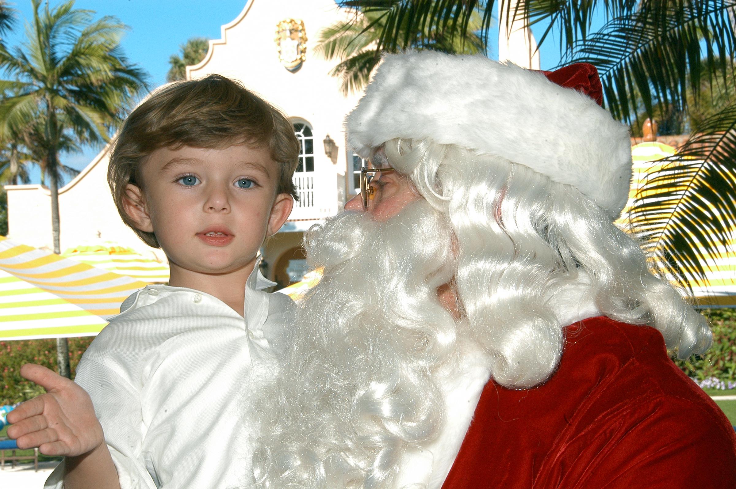 Barron Trump wird am Weihnachtstag auf dem Anwesen Mar-a-Lago in Palm Beach, Florida, am 25. Dezember 2008 vom Weihnachtsmann im Arm gehalten. | Quelle: Getty Images
