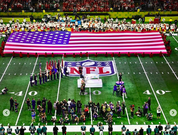 Ein Blick auf das Spielfeld, die amerikanische Flagge und die NFL-Beschilderung während des Super Bowls. | Quelle: Instagram/ivankatrump