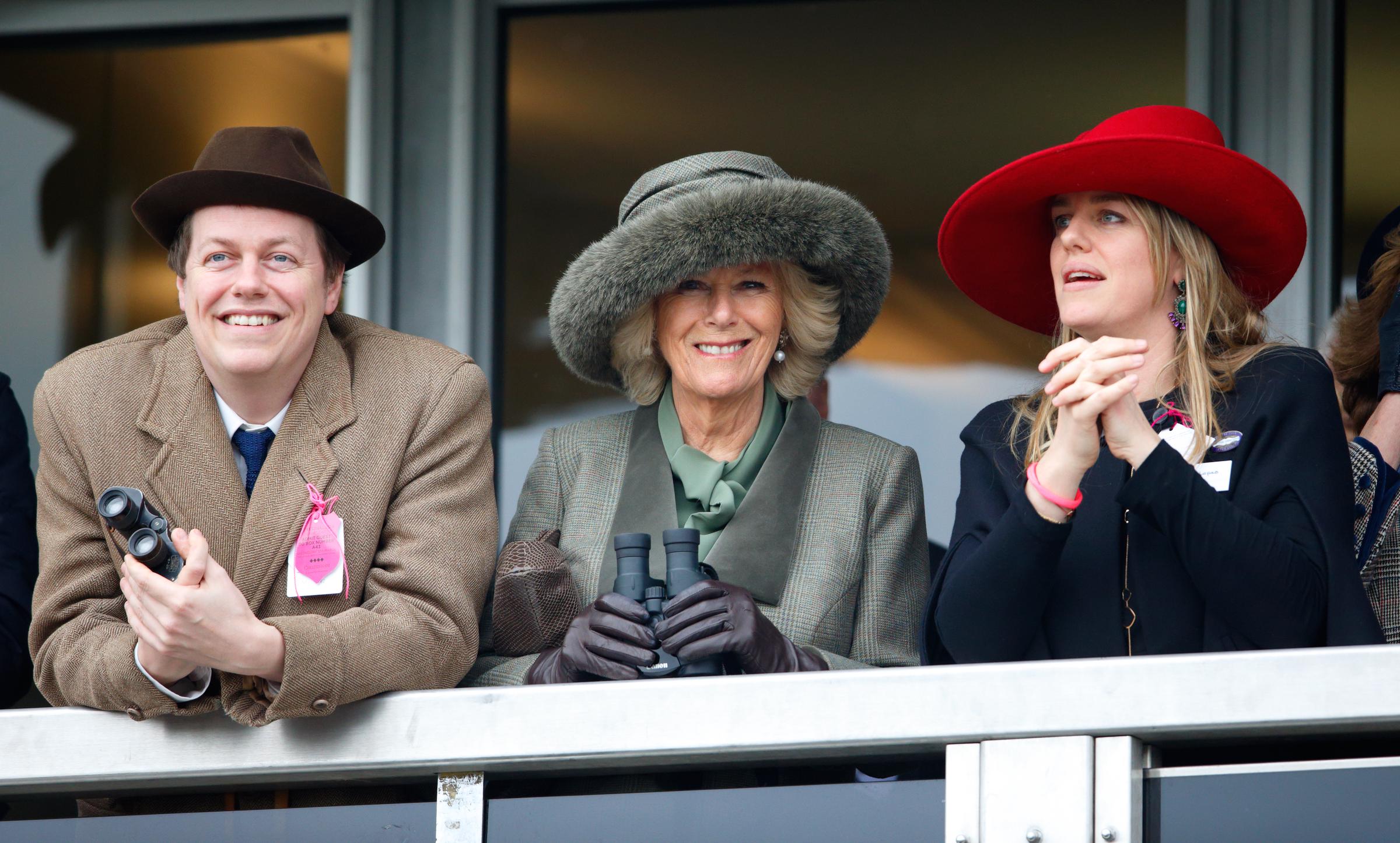 Tom Parker Bowles, Camilla und Laura Lopes besuchen Tag 2 des Cheltenham Festivals am 11. März 2015 | Quelle: Getty Images