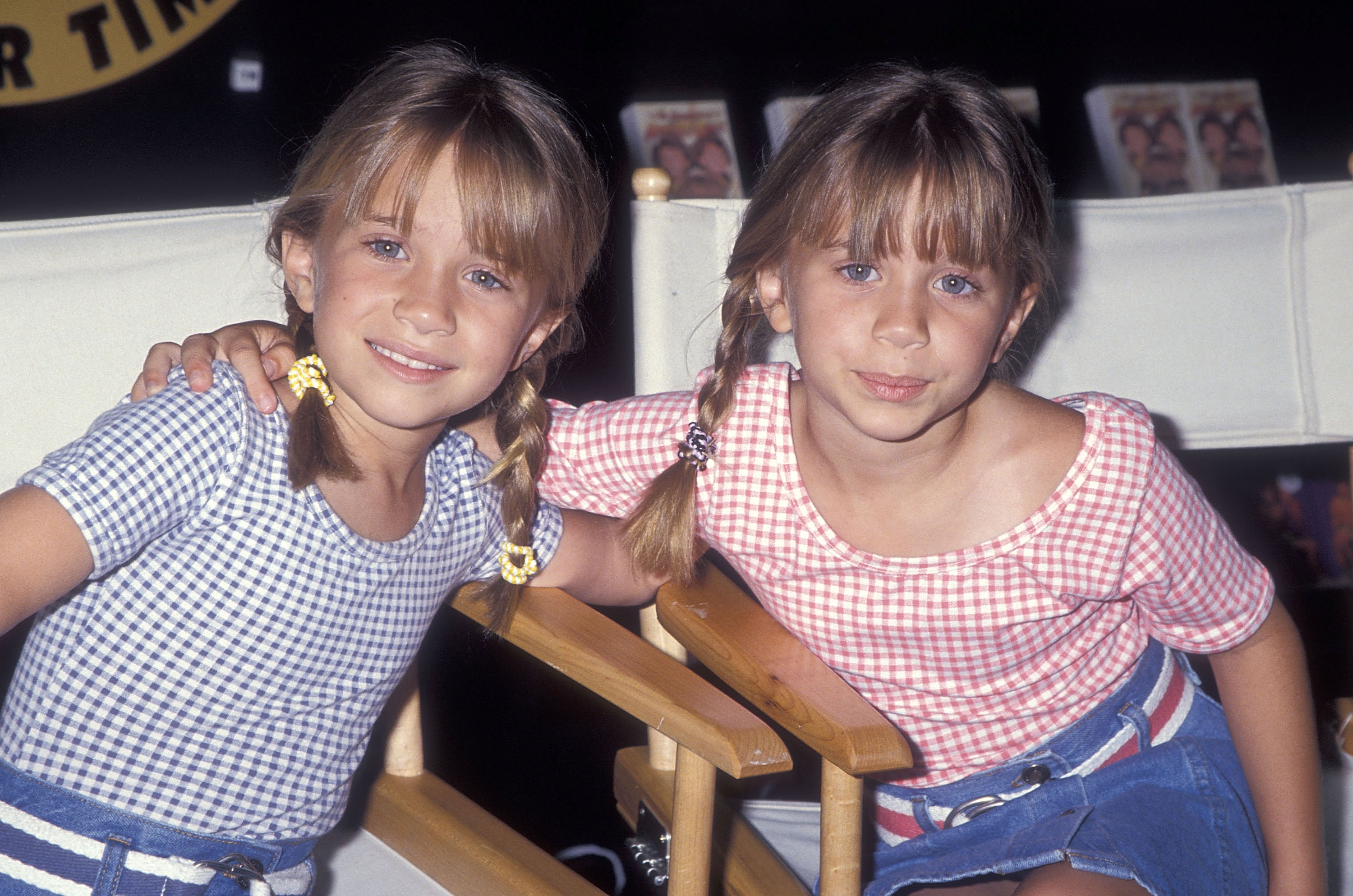 Am 25. Juli 1994 fielen vor allem die deutlich länger gewordenen Gesichtskonturen des 8-jährigen Duos auf. Sie wirkten fröhlich und voller Energie in ihren farblich aufeinander abgestimmten roten und blauen Gingham-Hemdchen mit Knöpfen und Jeansröcken, während ihr blondes Haar zu ordentlichen Zöpfen geflochten und mit bunten Accessoires befestigt war.