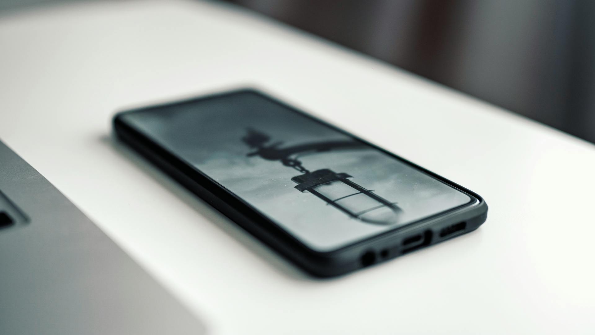 Ein Mobiltelefon auf einem Schreibtisch | Quelle: Pexels