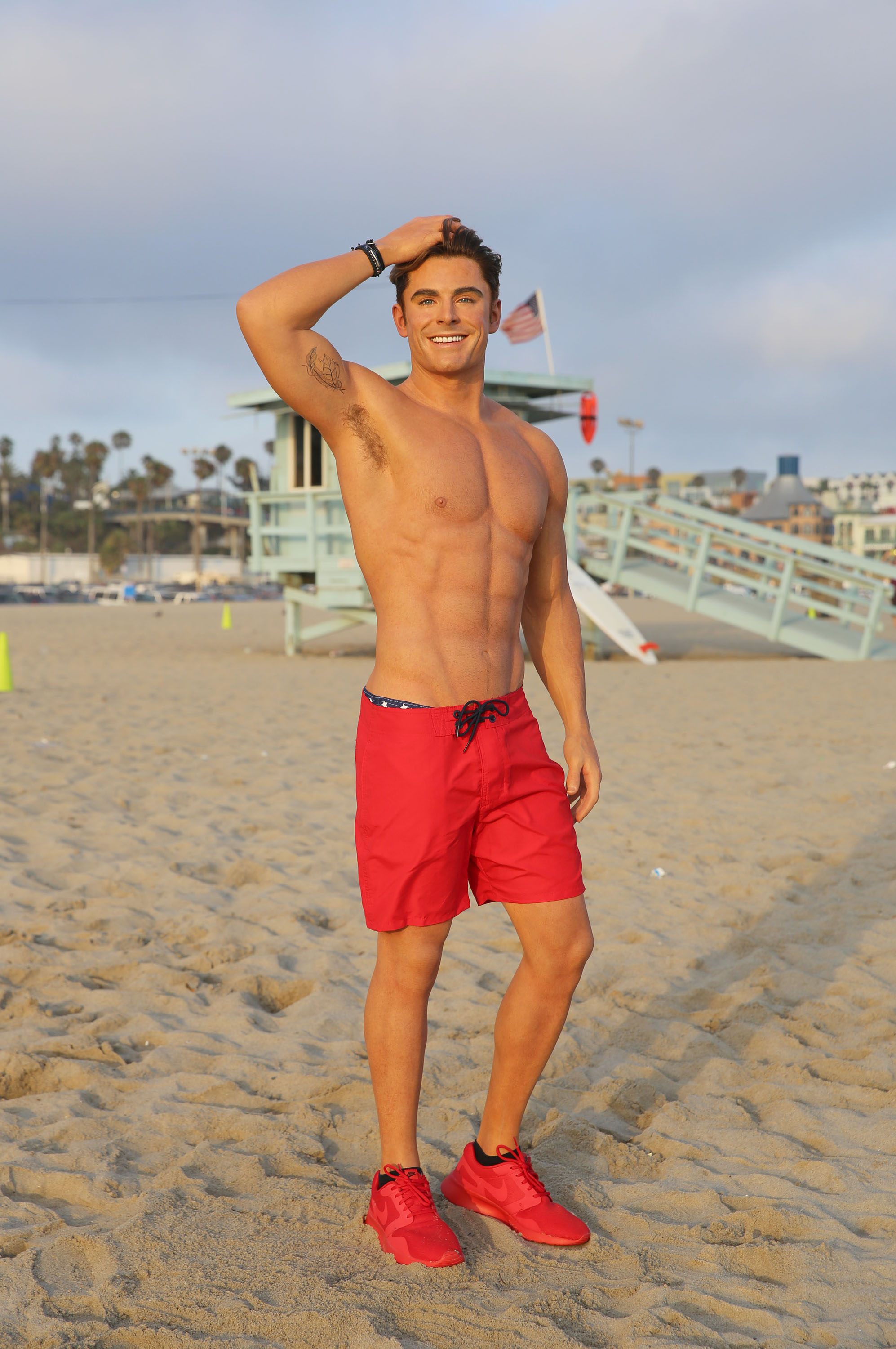 Madame Tussauds Hollywoods "Baywatch"-Wachsfigur Zac Efron am Strand von Santa Monica Pier am 10. Juli 2017 in Kalifornien | Quelle: Getty Images