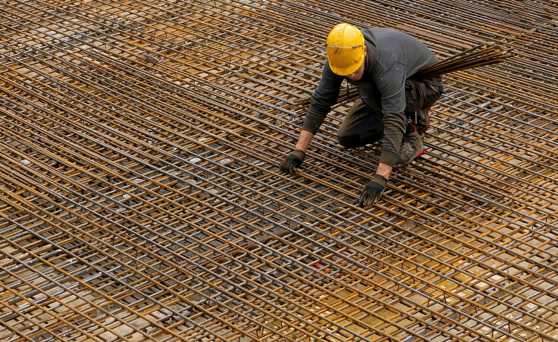 Ein Bauarbeiter bei der Arbeit | Quelle: Unsplash