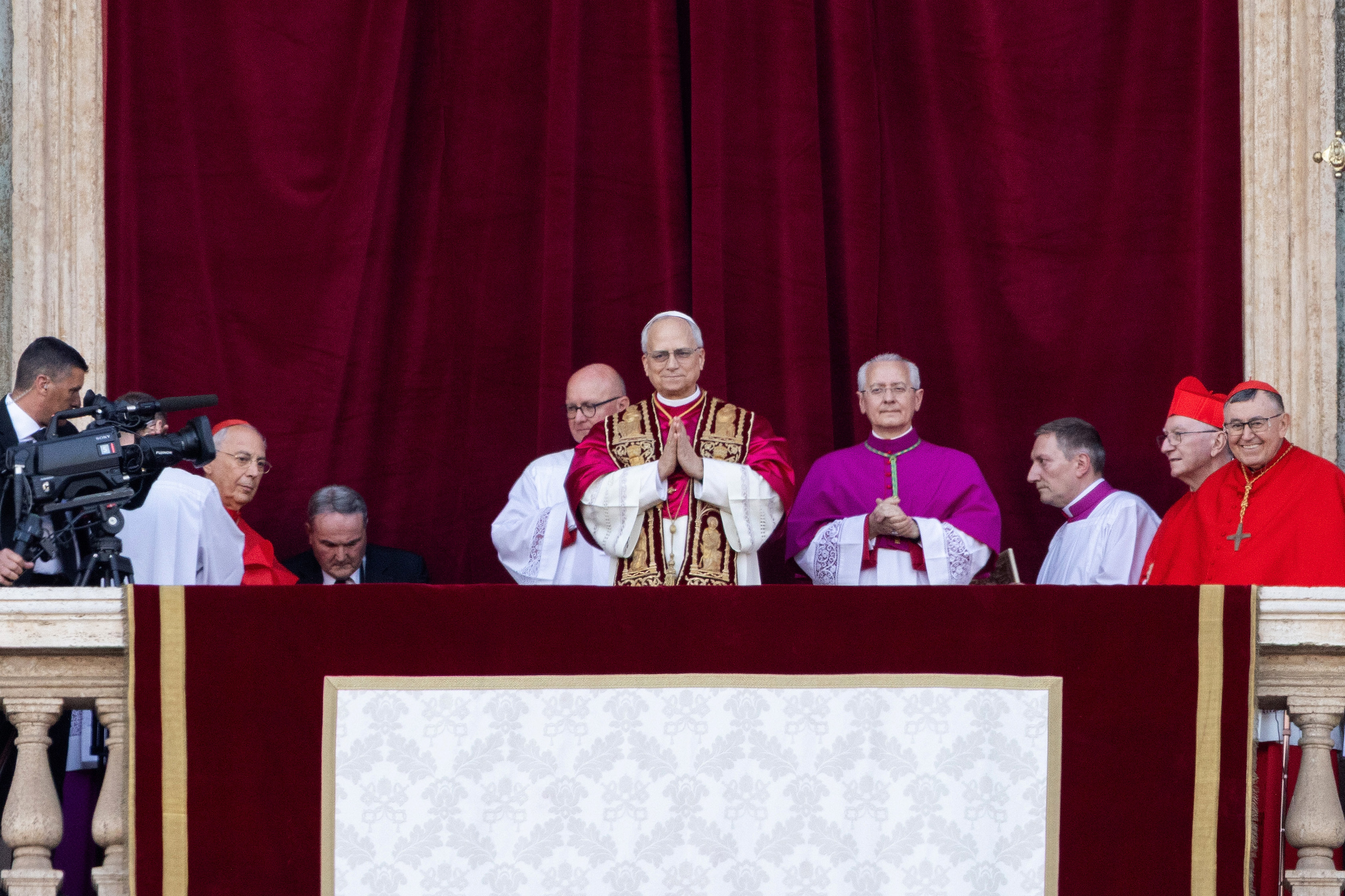 Kardinäle versammeln sich in der Vatikanstadt, als der neu gewählte Papst Leo XIV. am 8. Mai 2025 zum ersten Mal auf dem Balkon des Vatikans erscheint: Getty Images
