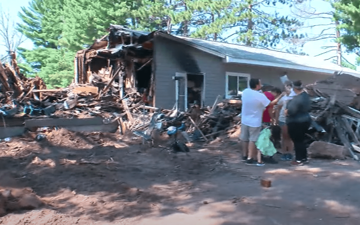 Ein Haus wird durch Feuer zerstört, aber glücklicherweise wurde die Familie gerettet | Quelle : Youtube/WCCO – CBS Minnesota