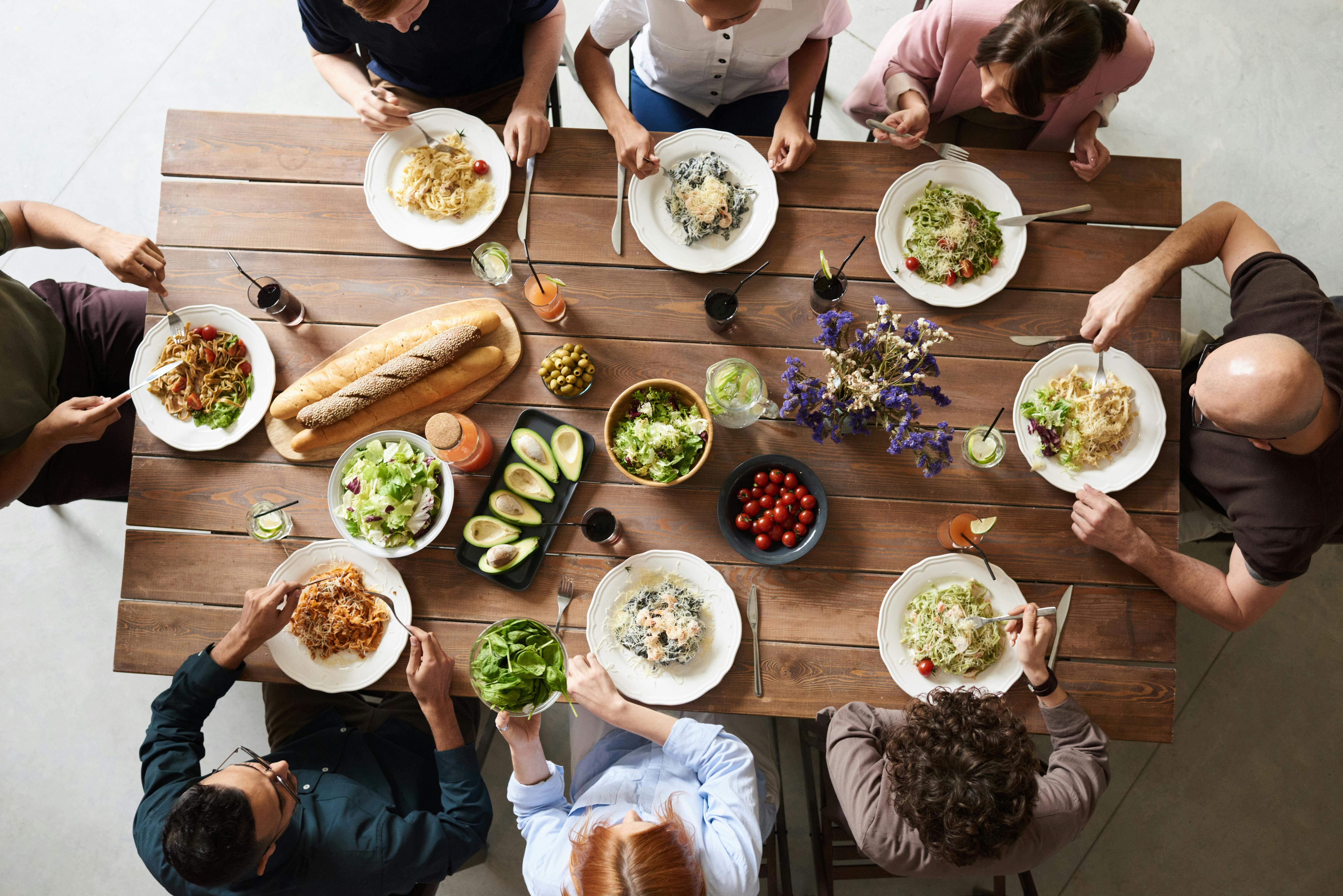 Eine Familie, die eine Mahlzeit miteinander teilt | Quelle: Pexels