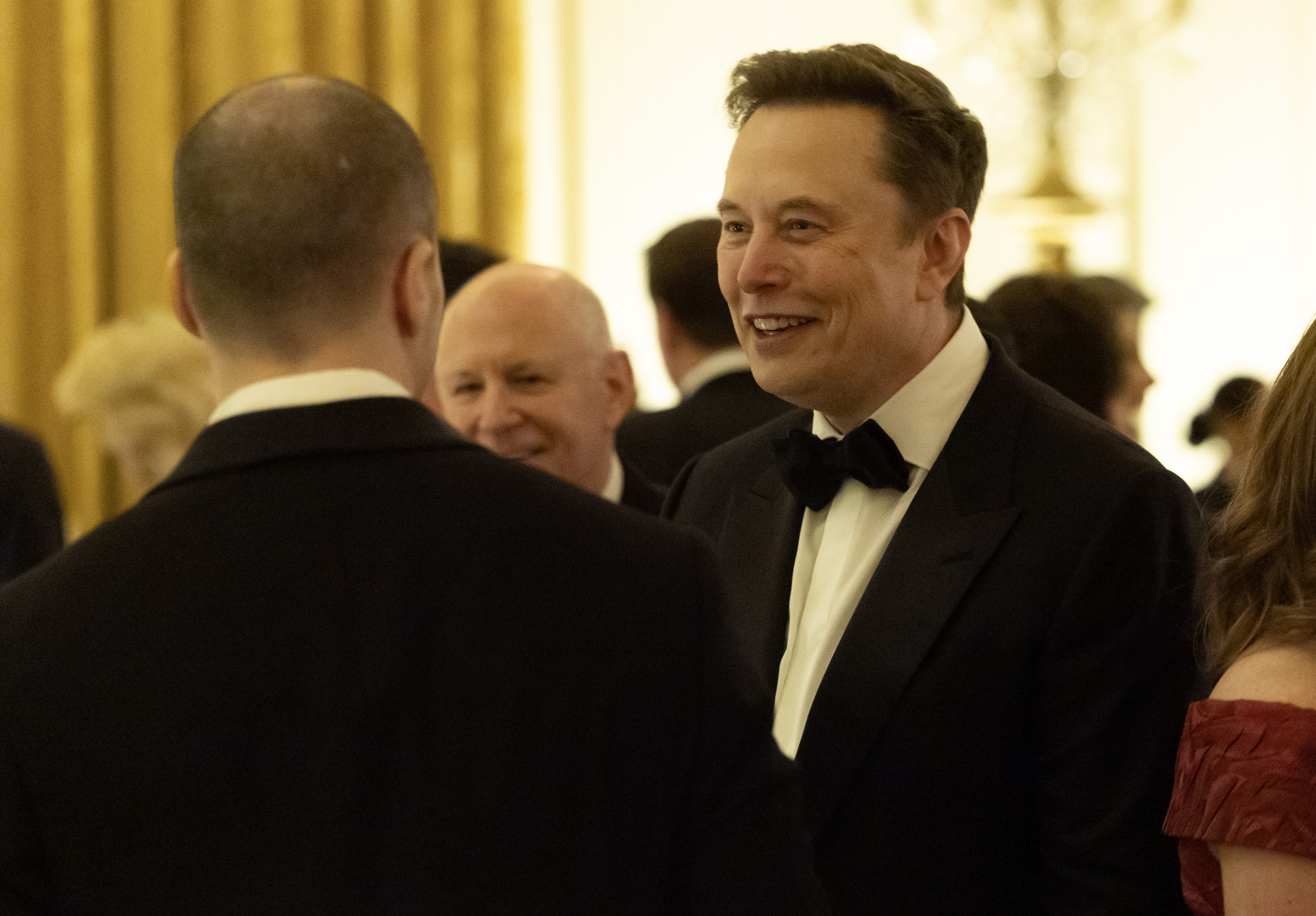Elon Musk lachte herzlich, während er sich am 24. September 2026 im East Room des Weißen Hauses in Washington, DC, unter die Gäste mischte. Anlässlich des offiziellen Staatsbanketts, das Präsident Donald Trump zu Ehren des chinesischen Präsidenten Xi Jinping gab, trug der Tesla-Chef einen eleganten schwarzen Smoking mit Fliege, während sich führende Tech-Manager und Diplomaten versammelten, um über den globalen Handel und die strategische Zukunft der künstlichen Intelligenz zu diskutieren. | Quelle: Getty Images