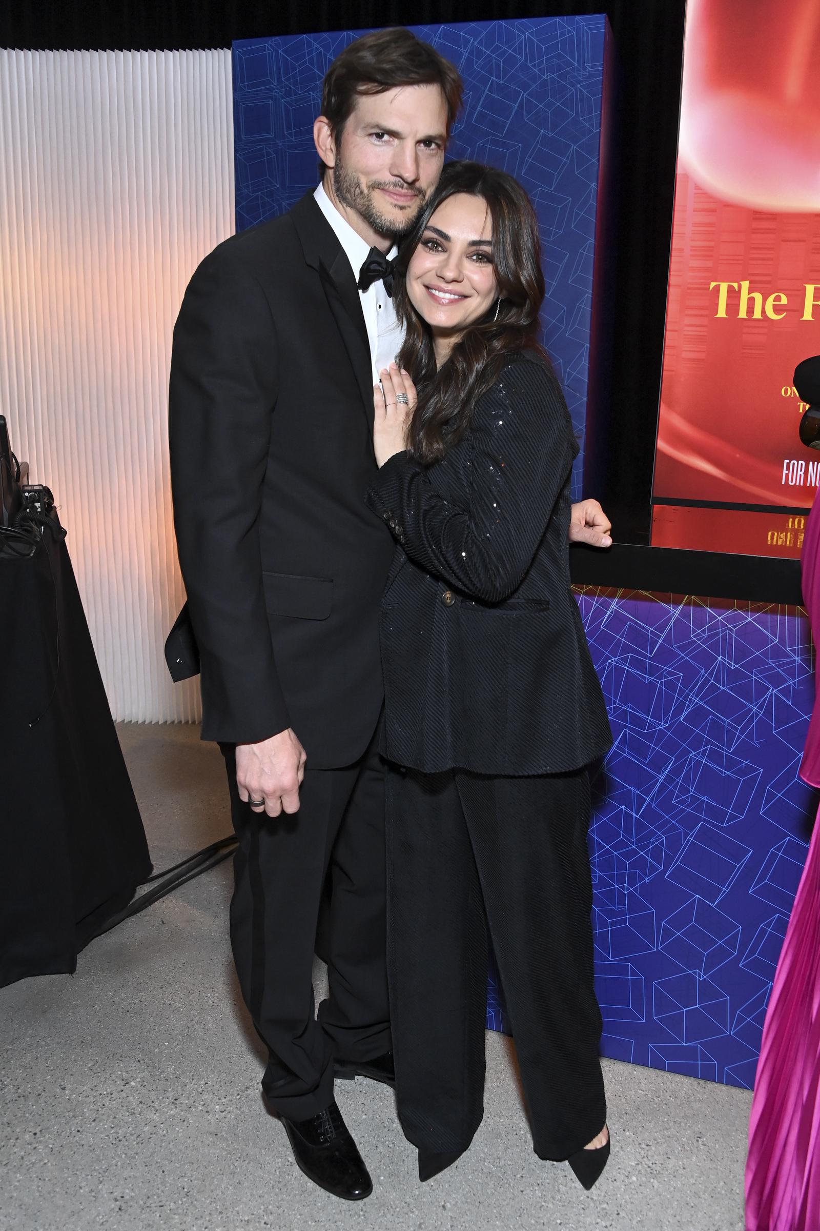 Ashton Kutcher und Mila Kunis am 15. April 2023 in Los Angeles, Kalifornien | Quelle: Getty Images