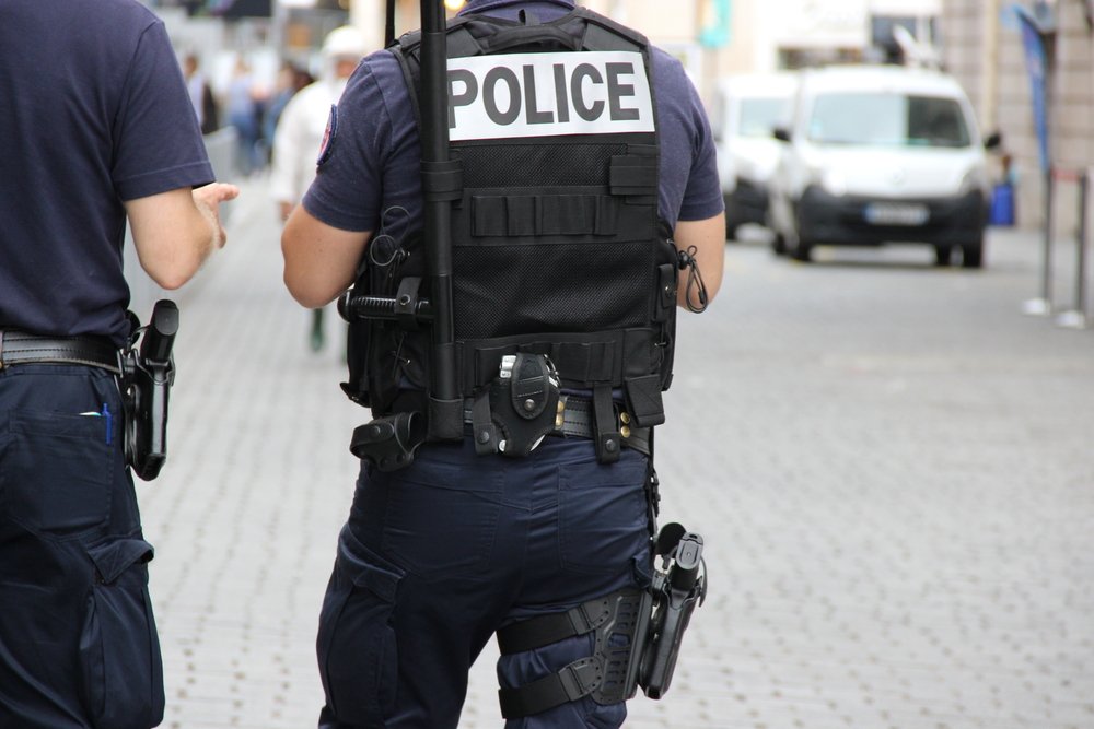 Rückseite der Jacke eines französischen Polizisten | Quelle: Shutterstock