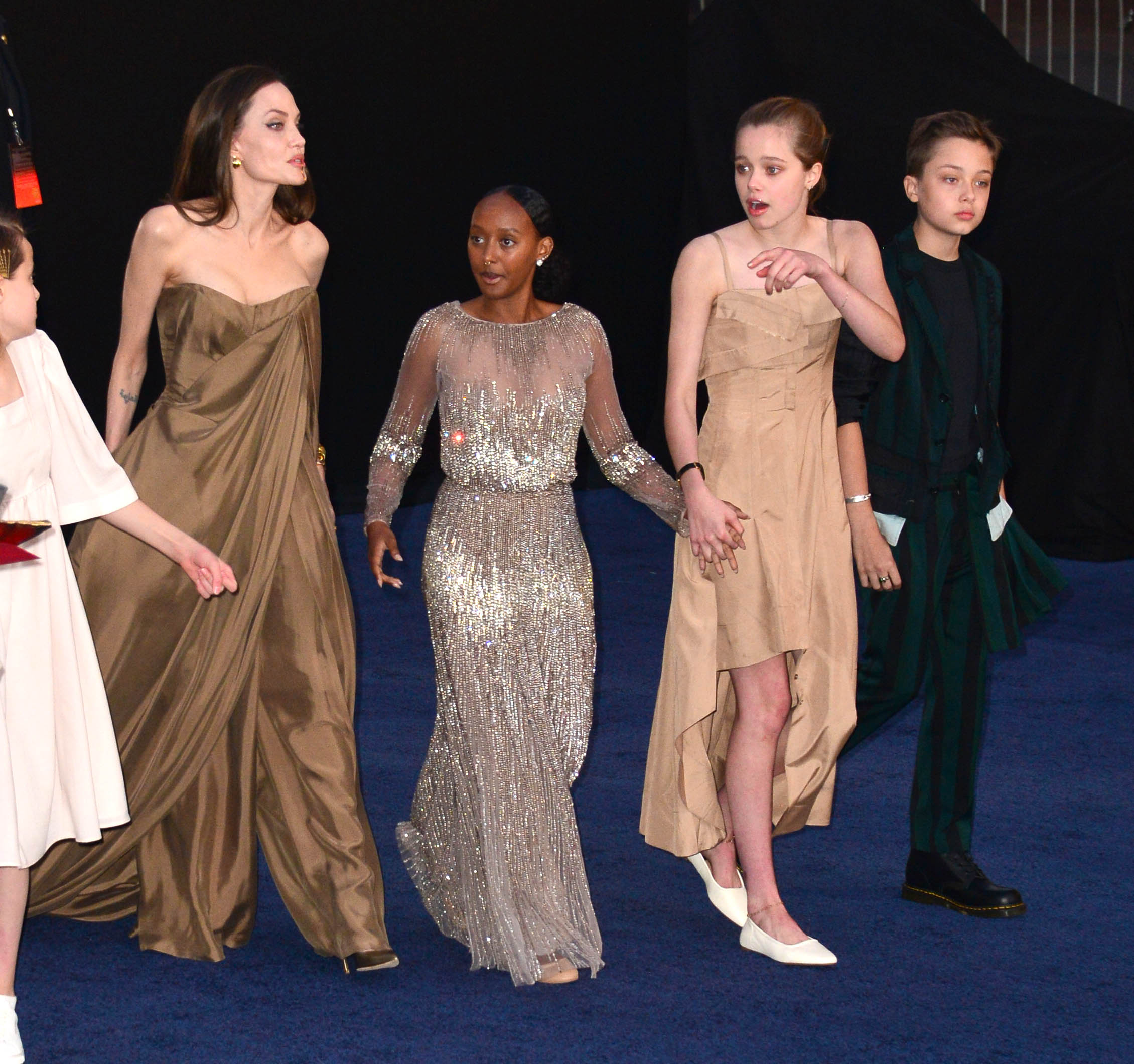 Angelina Jolie und ihre Kinder Zahara, Shiloh und Knox Jolie in Los Angeles im Jahr 2021. | Quelle: Getty Images