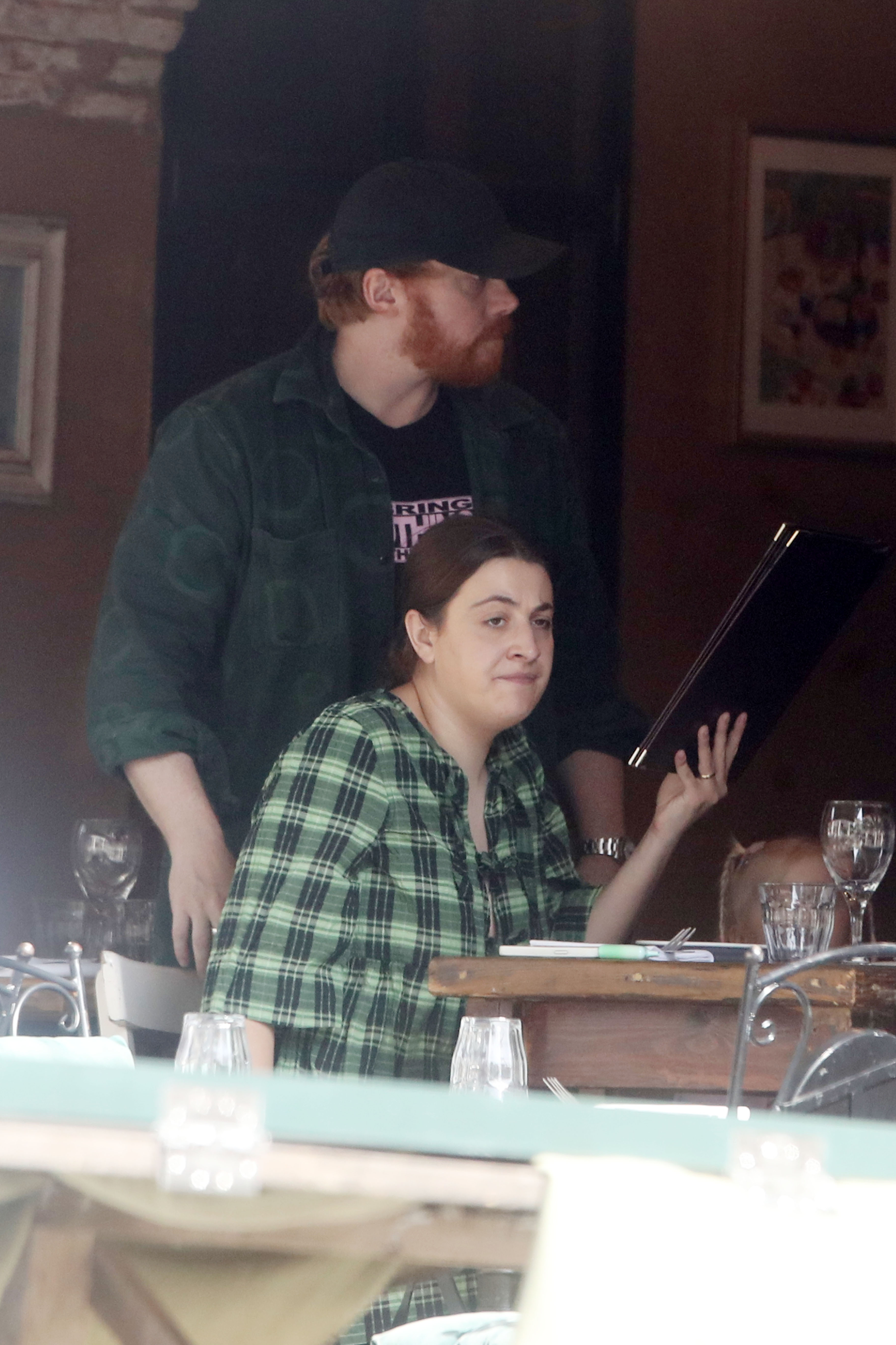 Rupert Grint und Georgia Groome am 22. März 2024 am Gare du Nord in Paris, Frankreich | Quelle: Getty Images