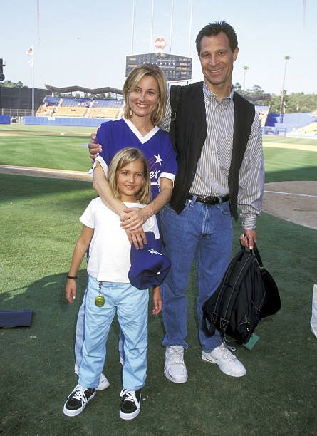 Schauspielerin Maureen McCormick, Ehemann Michael Cummings und Tochter Natalie Cummings besuchen das 39. jährliche "Hollywood Stars Night" Promi-Baseballspiel am 16. August 1997 im Dodger Stadium in Los Angeles, Kalifornien | Quelle: Getty Images