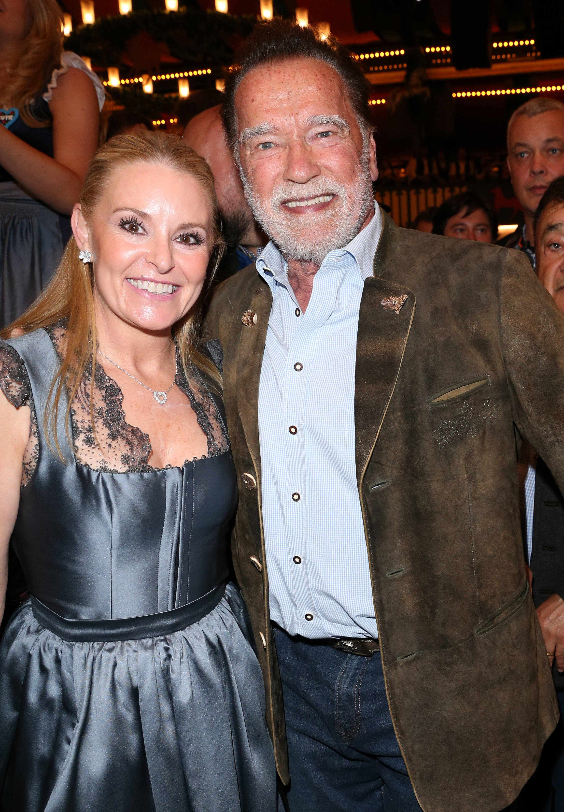 Heather Milligan und Arnold Schwarzenegger während des Oktoberfestes 2025 im Marstall auf der Theresienwiese am 26. September 2025 in München | Quelle: Getty Images
