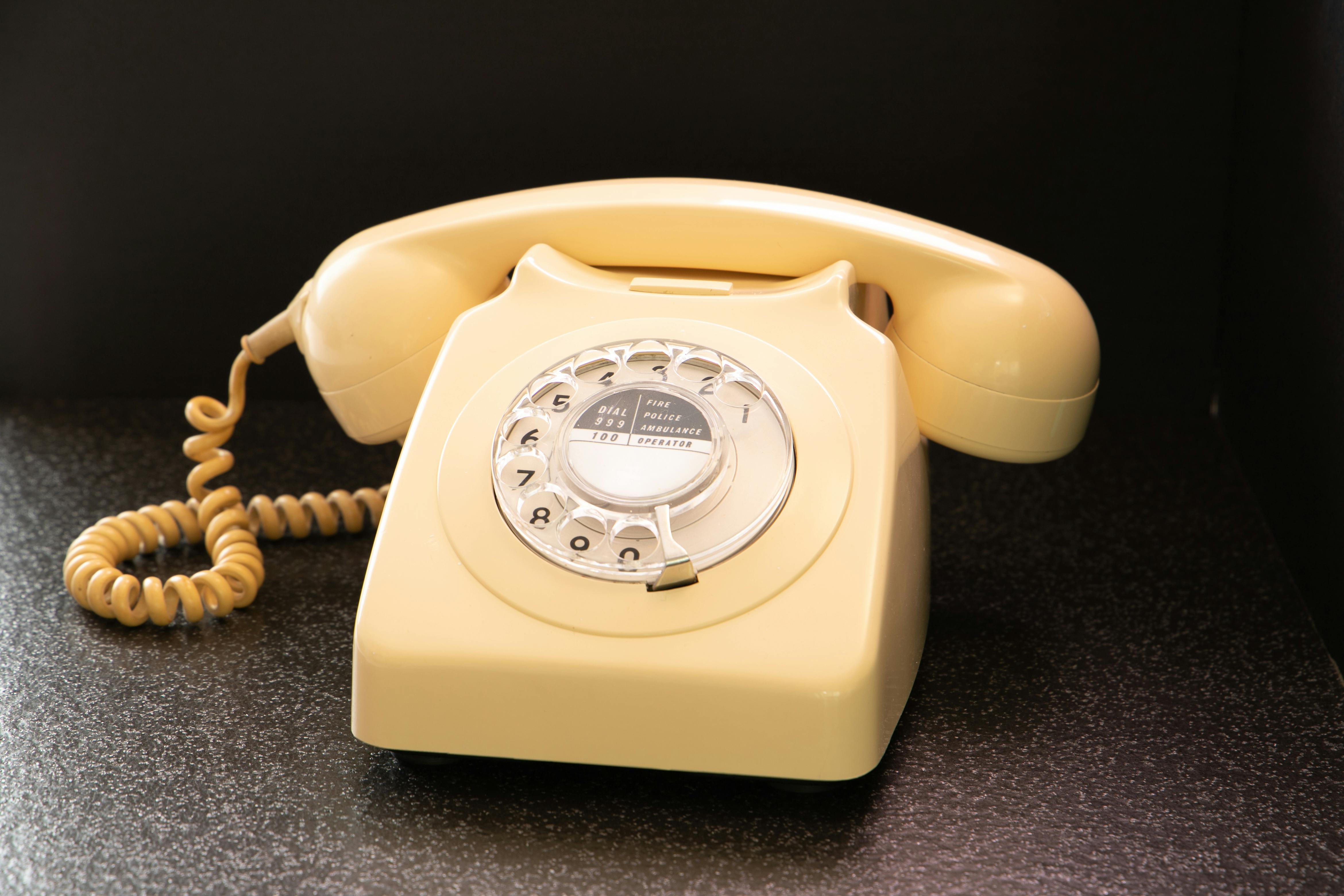 Ein altes Telefon mit Wählscheibe | Quelle: Pexels