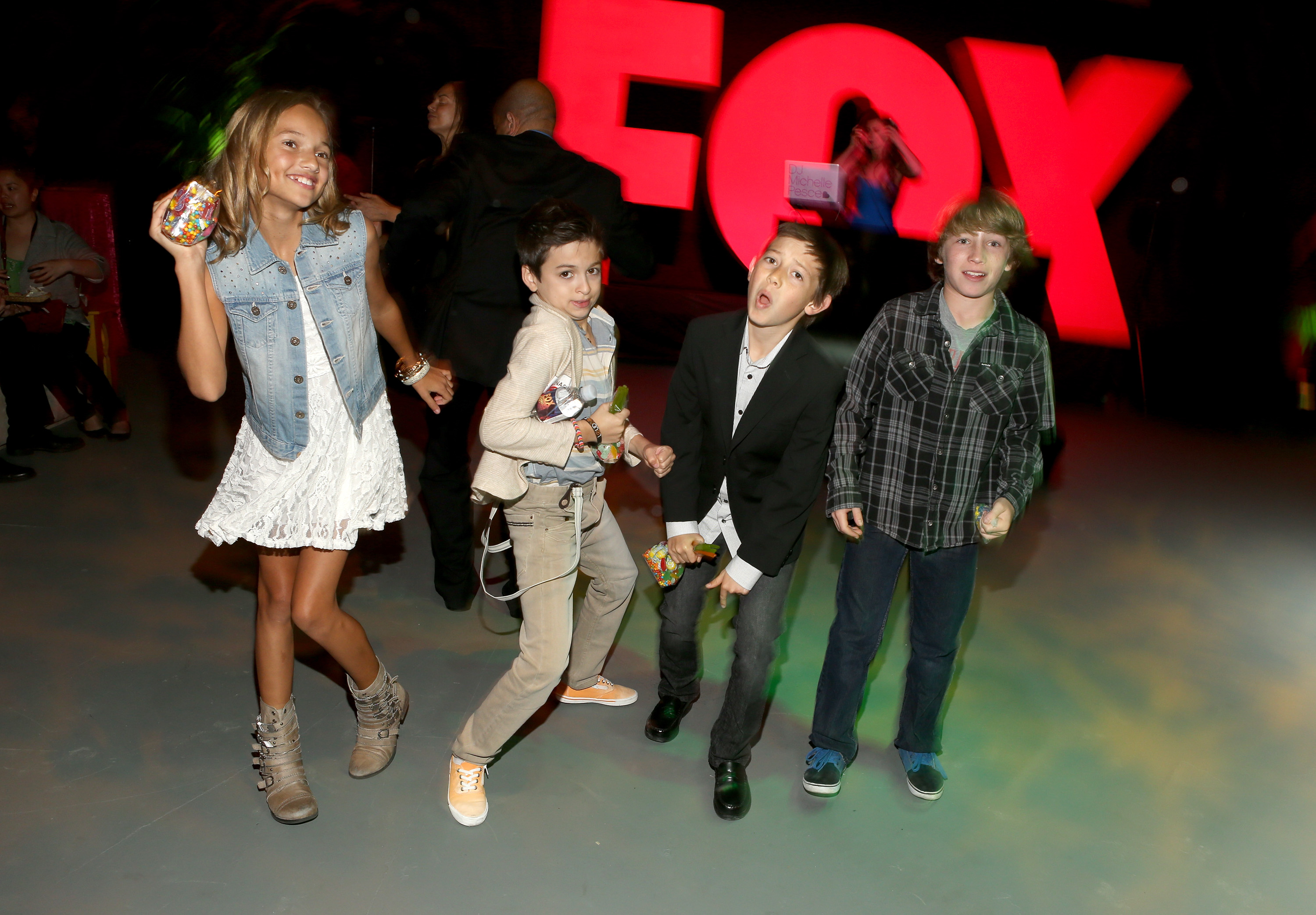 Der junge Schauspieler posiert zusammen mit seinen Schauspielkollegen Kennedy Waite, Griffin Gluck und Cooper Roth auf der „LA Screenings Lot Party“ 2013, die von Twentieth Century Fox Television Distribution in Los Angeles, Kalifornien, veranstaltet wurde. | Quelle: Getty Images