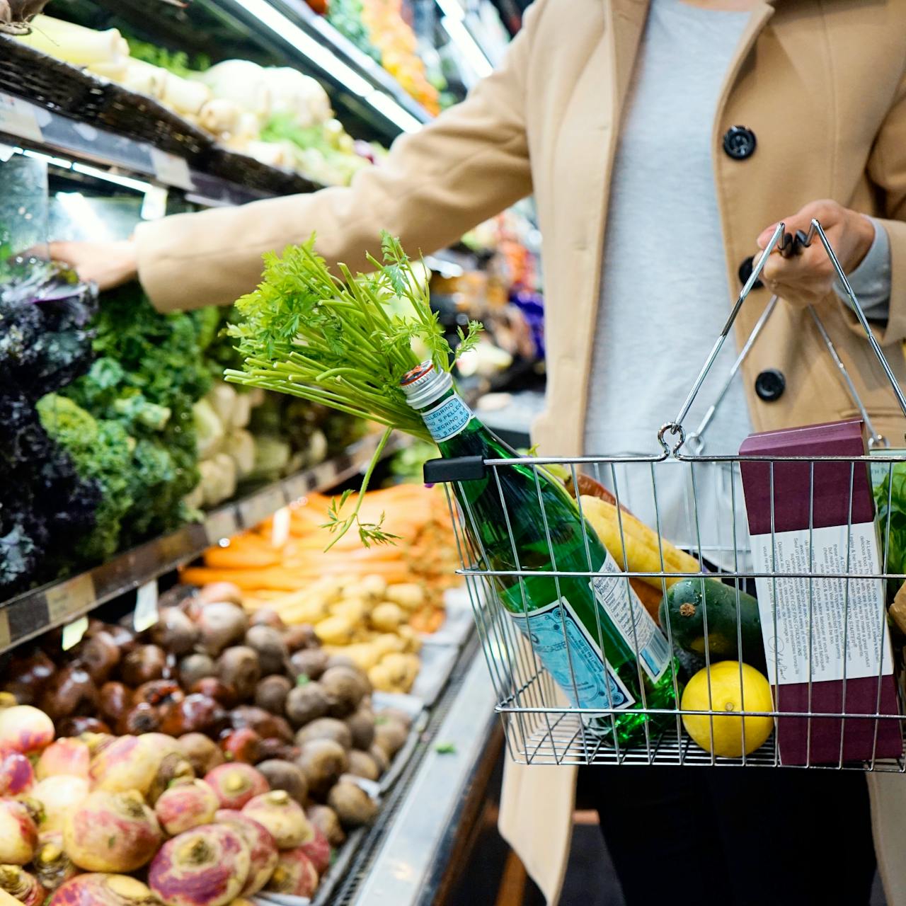 Eine Frau kauft frische Produkte in einem Lebensmittelgeschäft ein | Quelle: Pexels