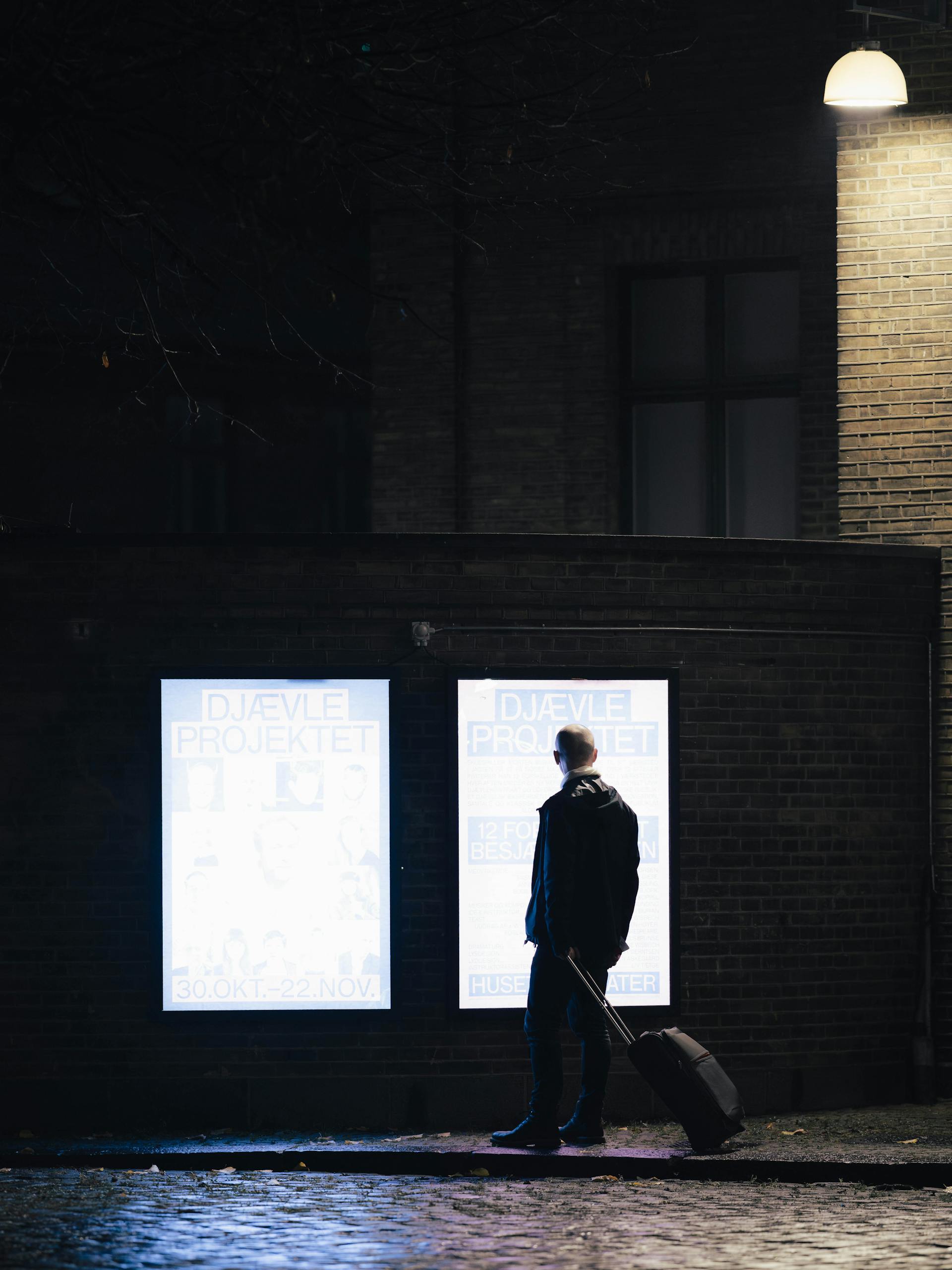 Mężczyzna prowadzący walizkę | Źródło: Pexels