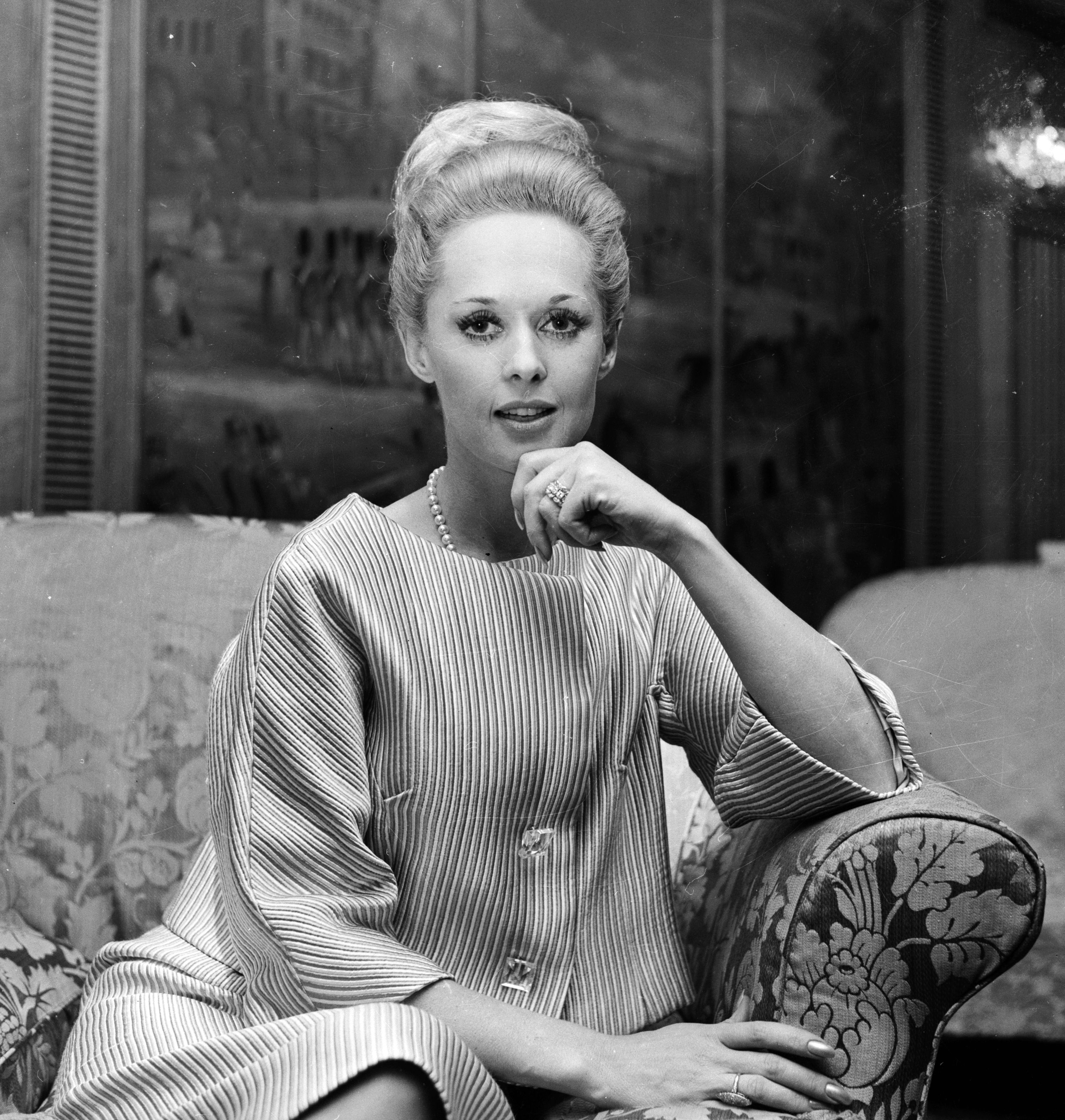 Tippi Hedren nimmt an einer Pressekonferenz im Dorchester Hotel in London am 1. März 1966 teil. | Quelle: Getty Images