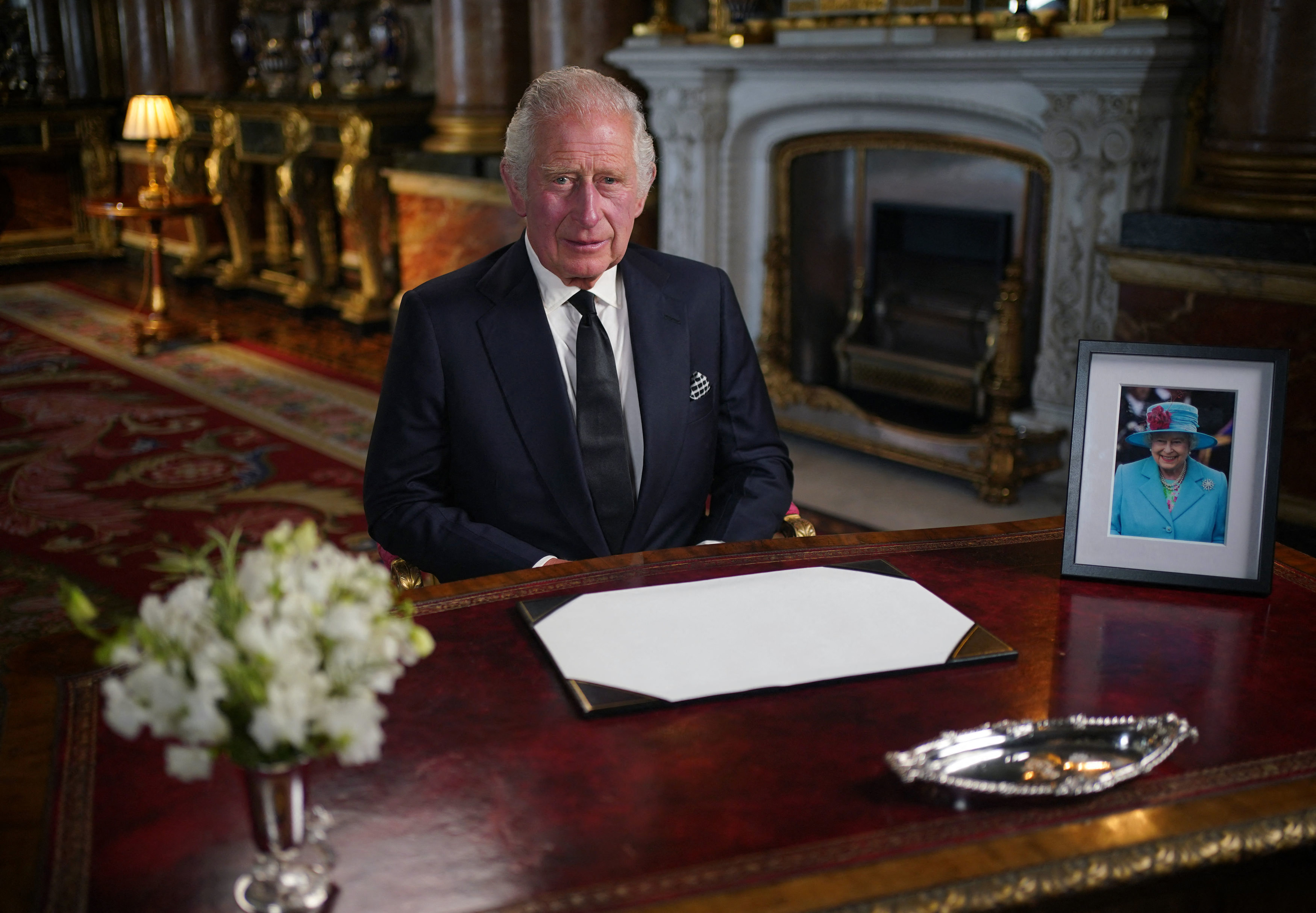 König Charles III. hält eine Fernsehansprache im Buckingham Palace in London am 9. September 2022 | Quelle: Getty Images