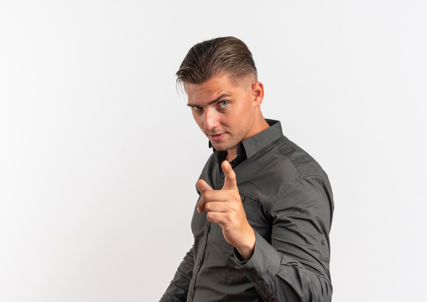 Ein Mann, der mit dem Finger auf jemanden zeigt | Quelle: Freepik