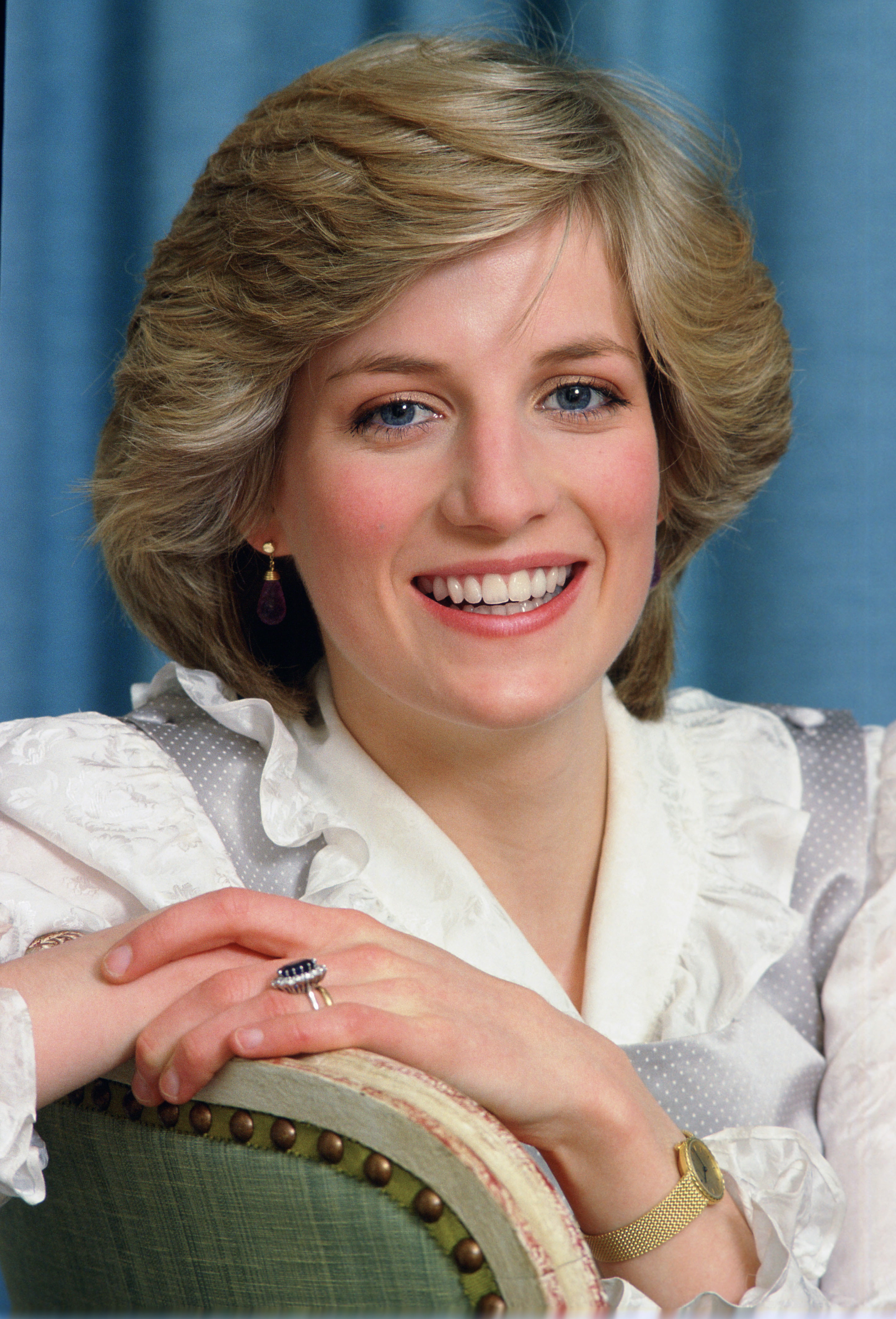 Prinzessin Diana lächelt für ein Foto im Kensington Palace | Quelle: Getty Images