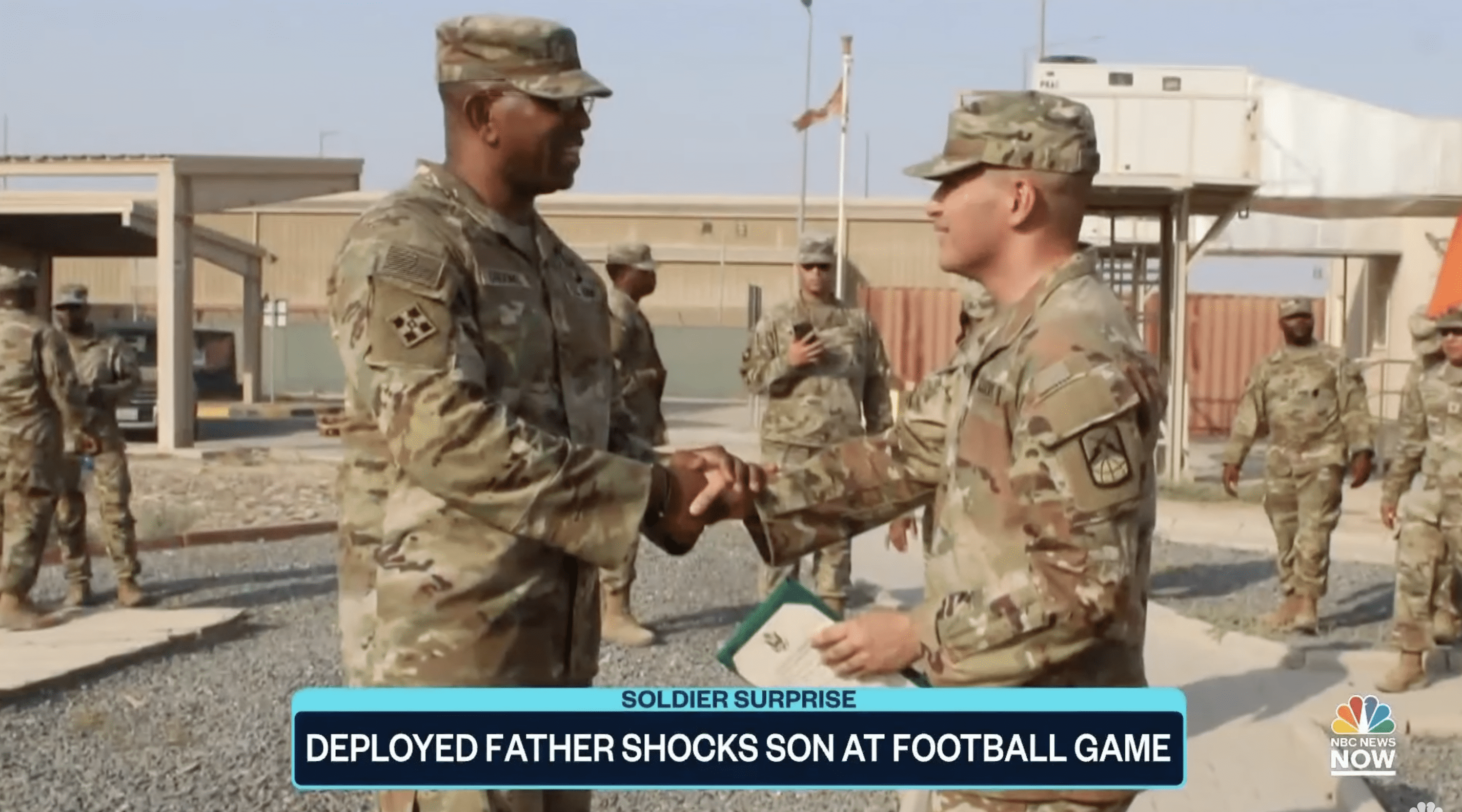 Armee-Major Fred Grooms Jr. mit seinem Kommandeur auf dem Bild. | Quelle: YouTube.com/NBC News
