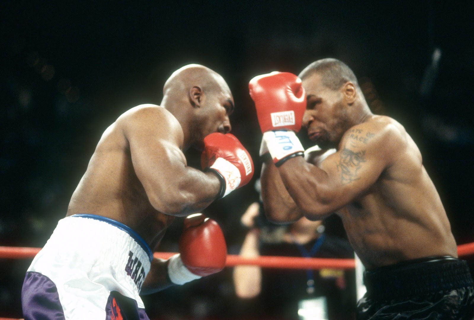 Evander Holyfield und Mike Tyson um 1997. | Quelle: Getty Images