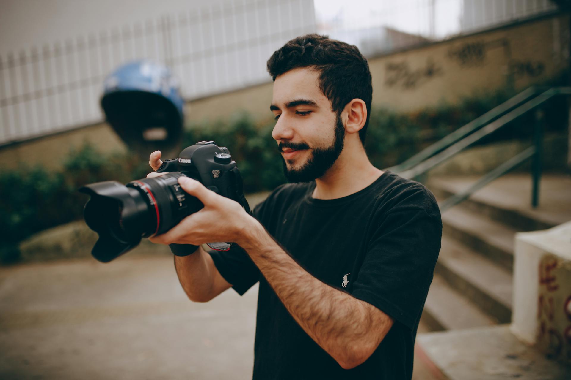 Ein Fotograf hält eine Kamera | Quelle: Pexels
