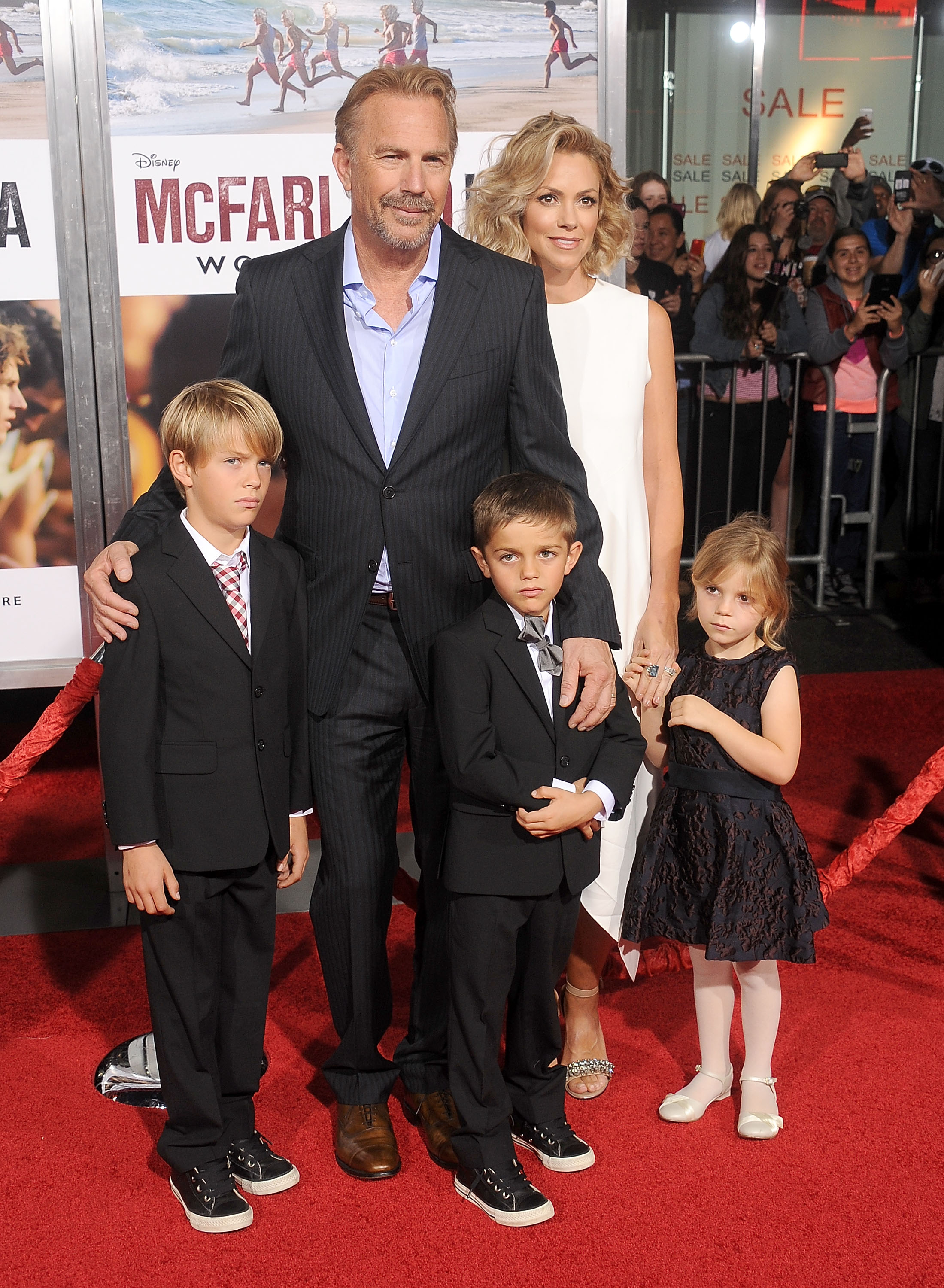 Kevin Costner, Christine Baumgartner und ihre Kinder Grace Avery, Hayes Logan und Cayden Wyatt Costner bei der Weltpremiere von "McFarland, USA" in Hollywood, Kalifornien, am 9. Februar 2015. | Quelle: Getty Images