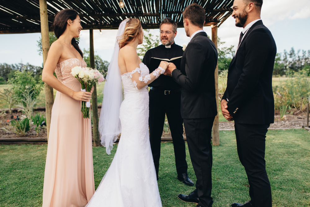Braut und Bräutigam an ihrem Hochzeitstag | Quelle: Shutterstock