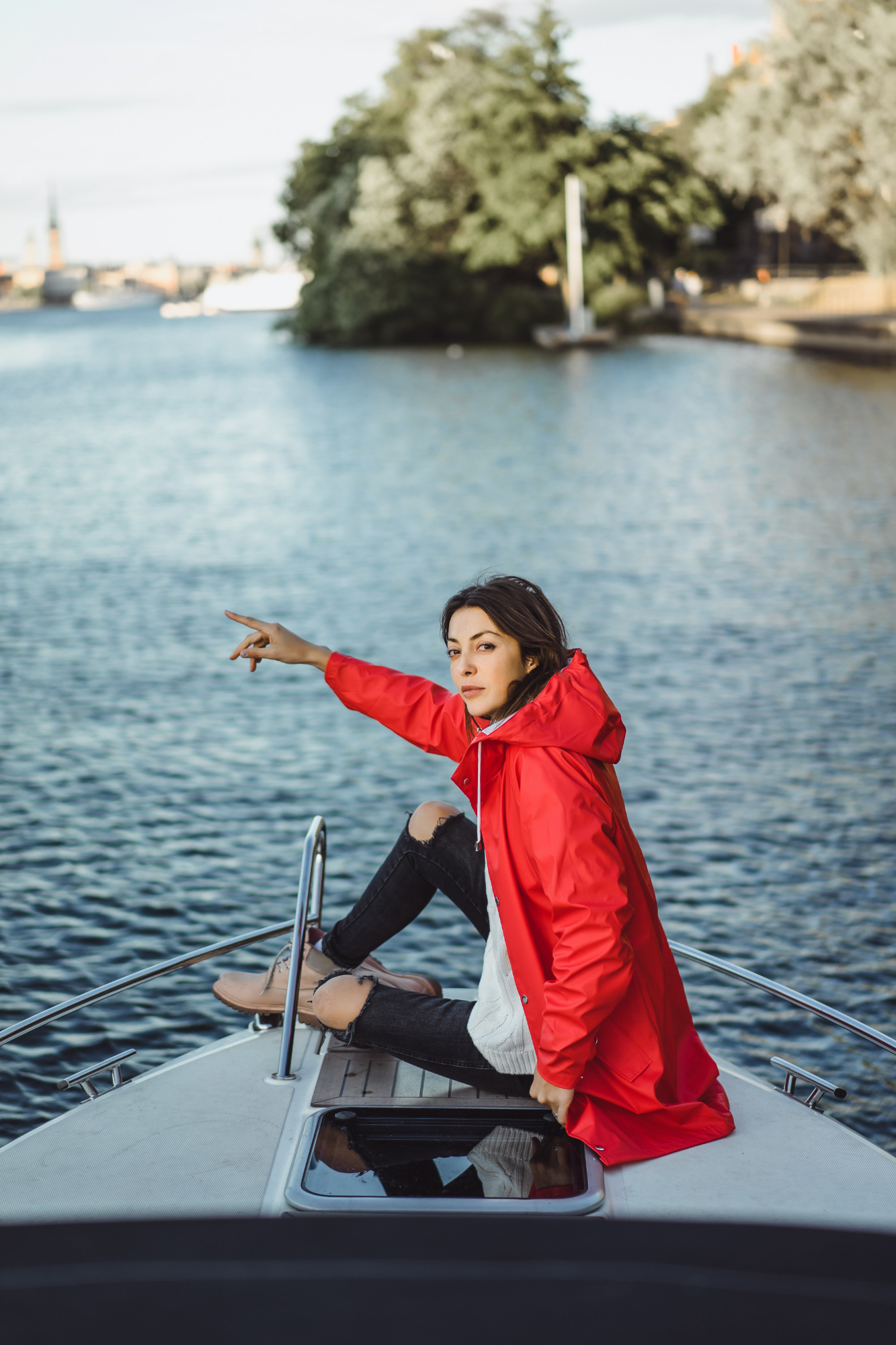 Eine Frau, die ihre Hand über Bord eines Bootes streckt | Quelle: Freepik