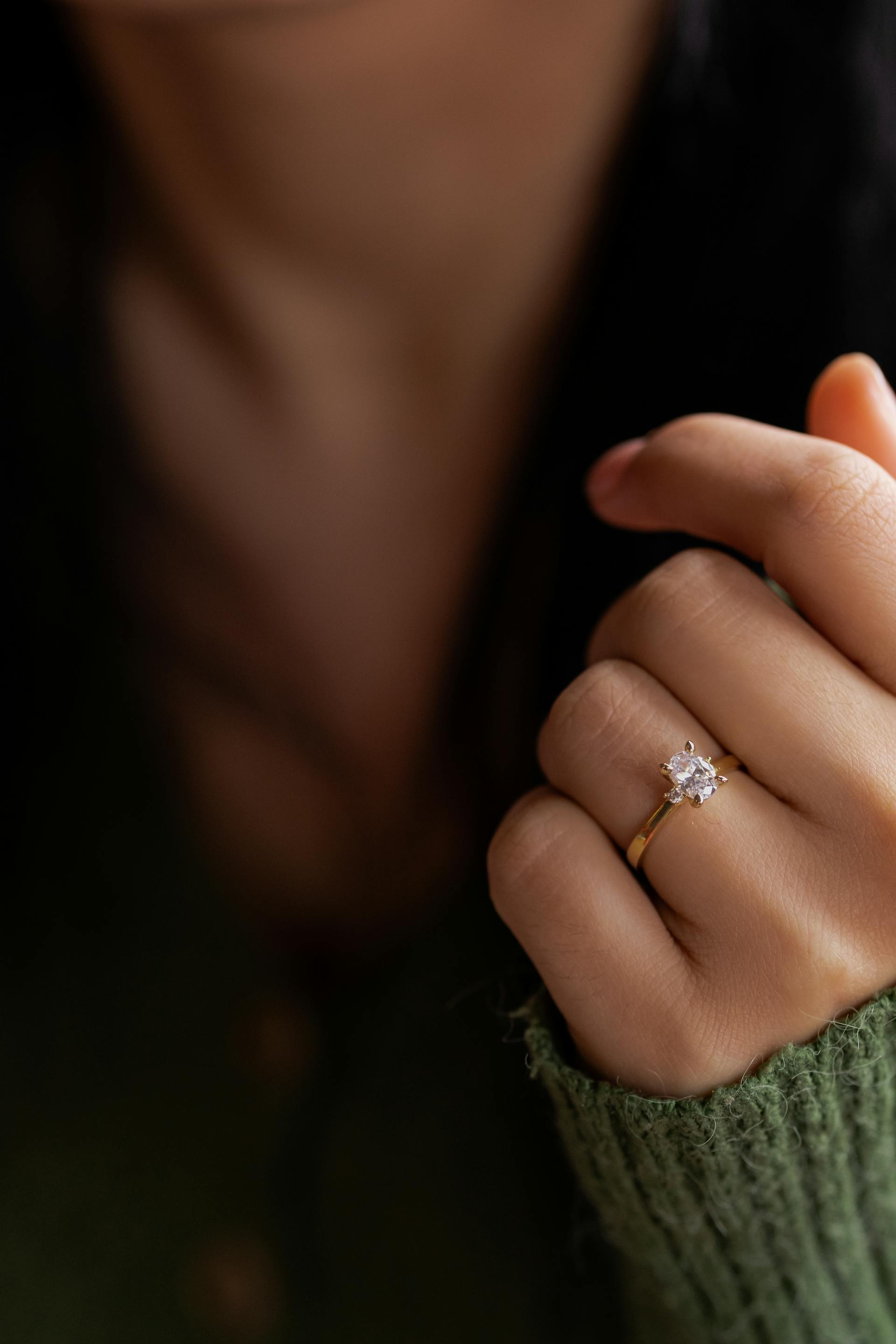 Verlobungsring an der Hand einer Frau | Quelle: Pexels