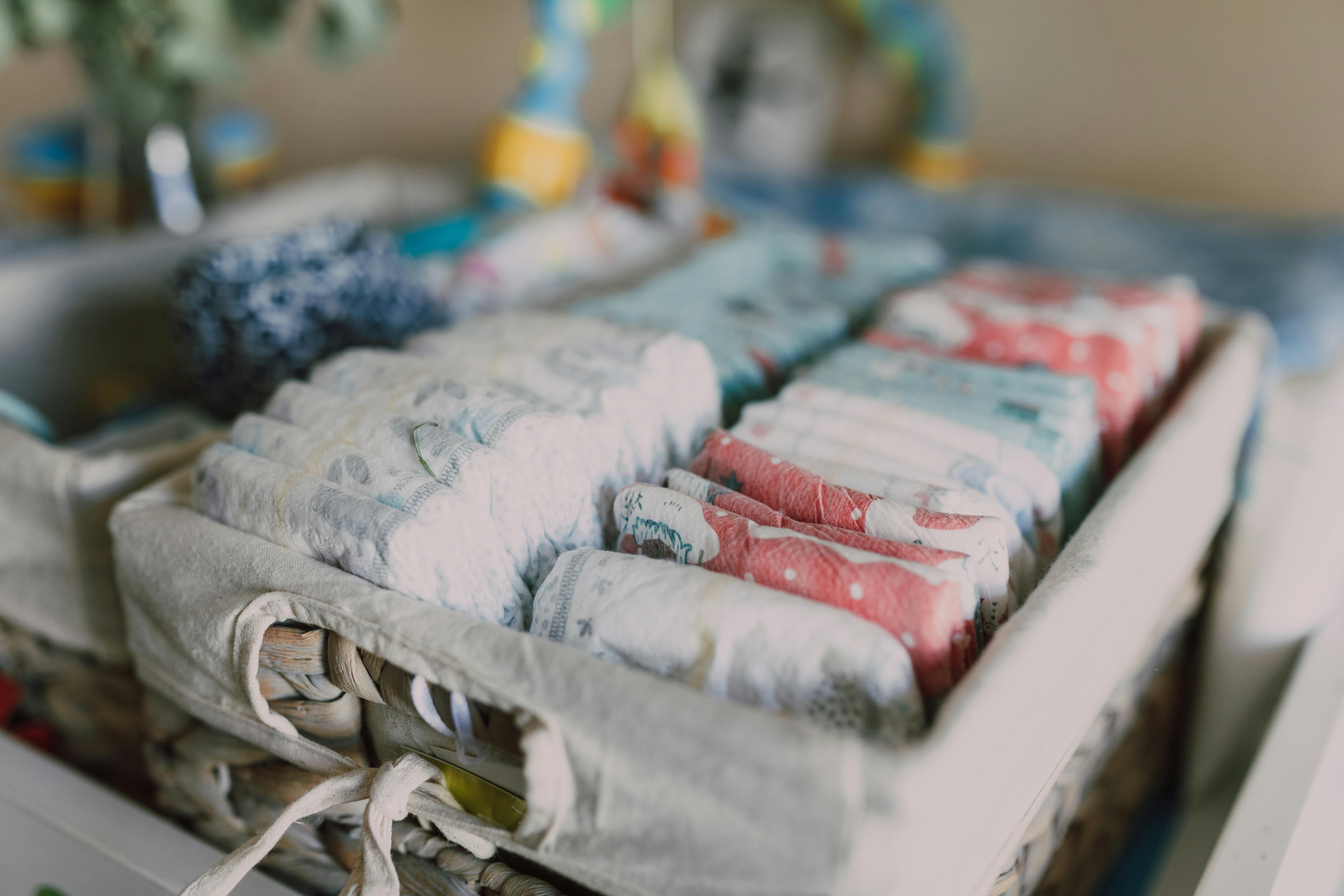 Babywindeln in einem Korb | Quelle: Pexels