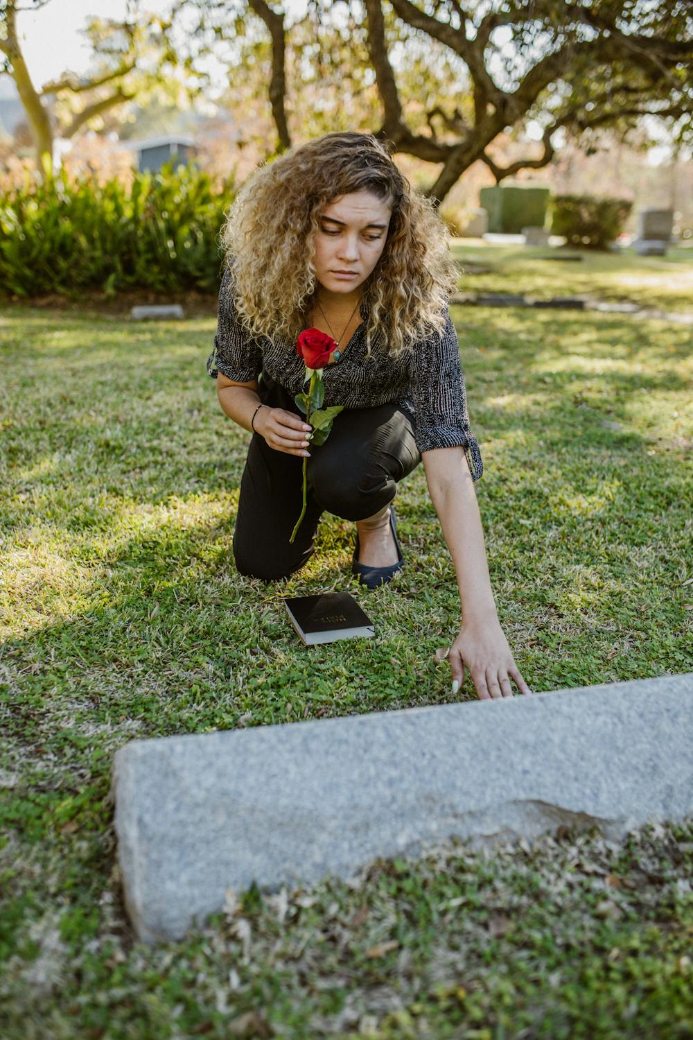 Eine trauernde Frau auf einem Friedhof | Quelle: Pexels