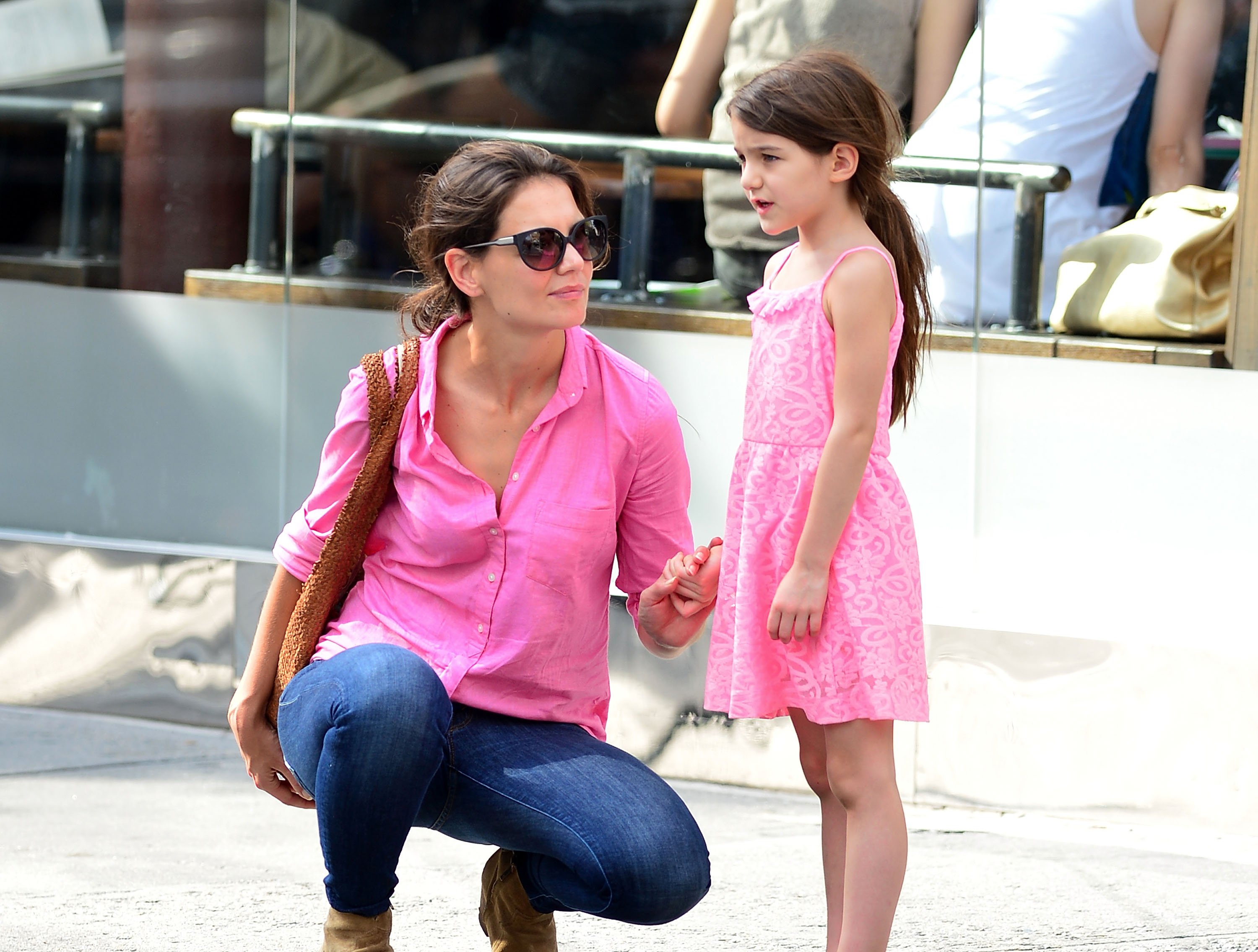 Katie Holmes und Suri Cruise sehen beide ernst aus in Manhattan am 15. Juli 2012 | Quelle: Getty Images